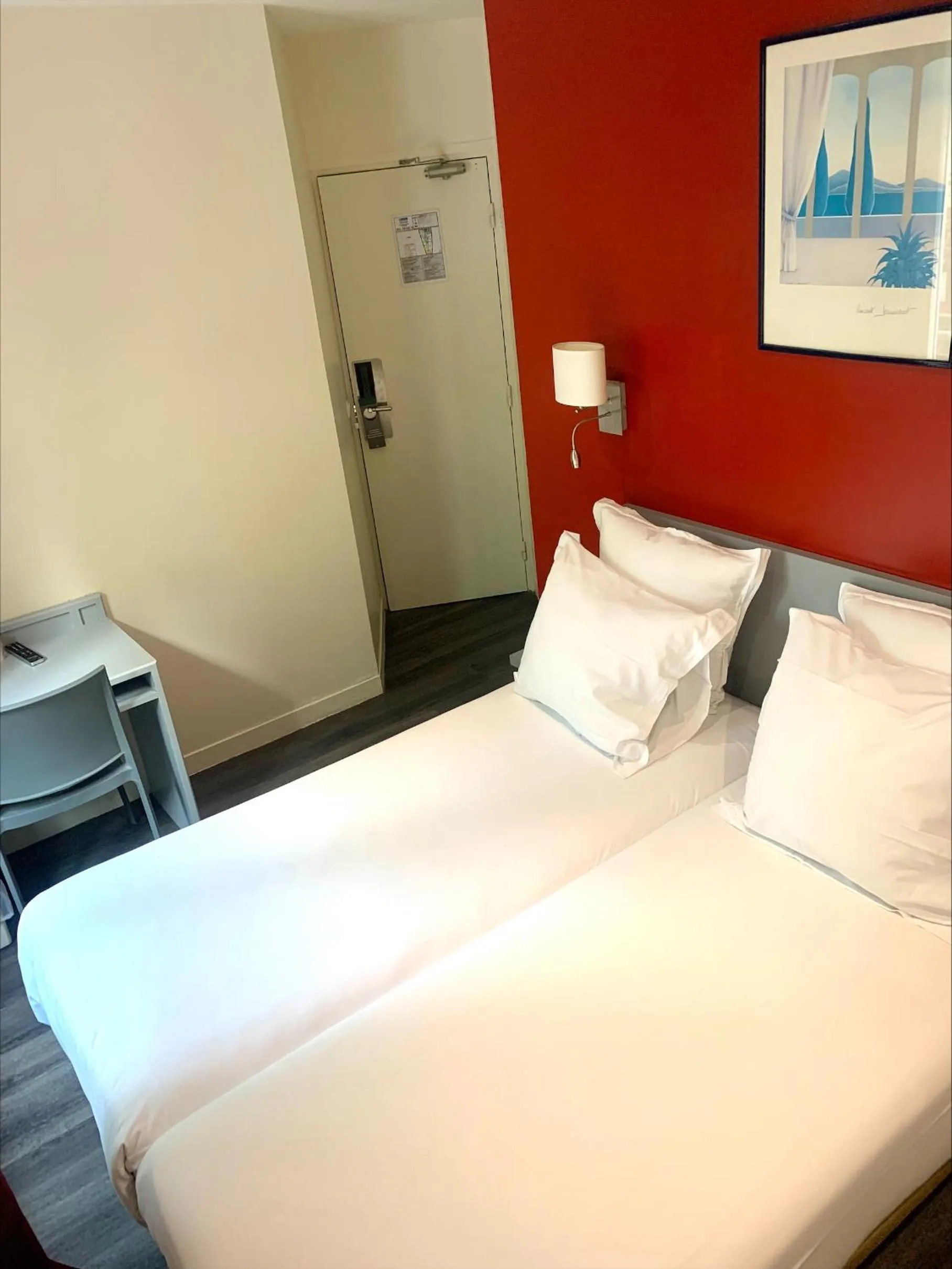 Bedroom, Bed in Hipotel Belgrand Edith Piaf