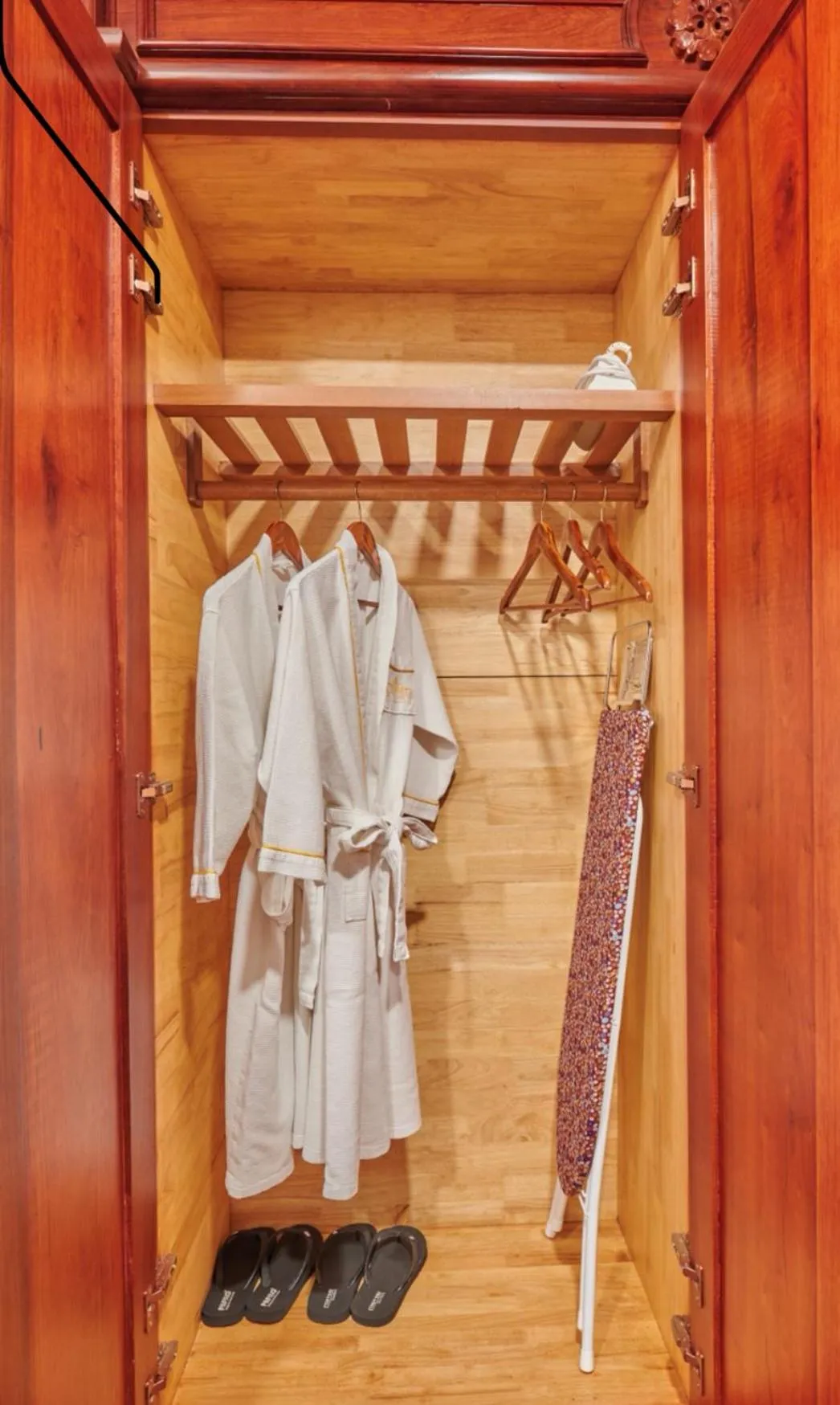wardrobe in Lbn Asian Hotel