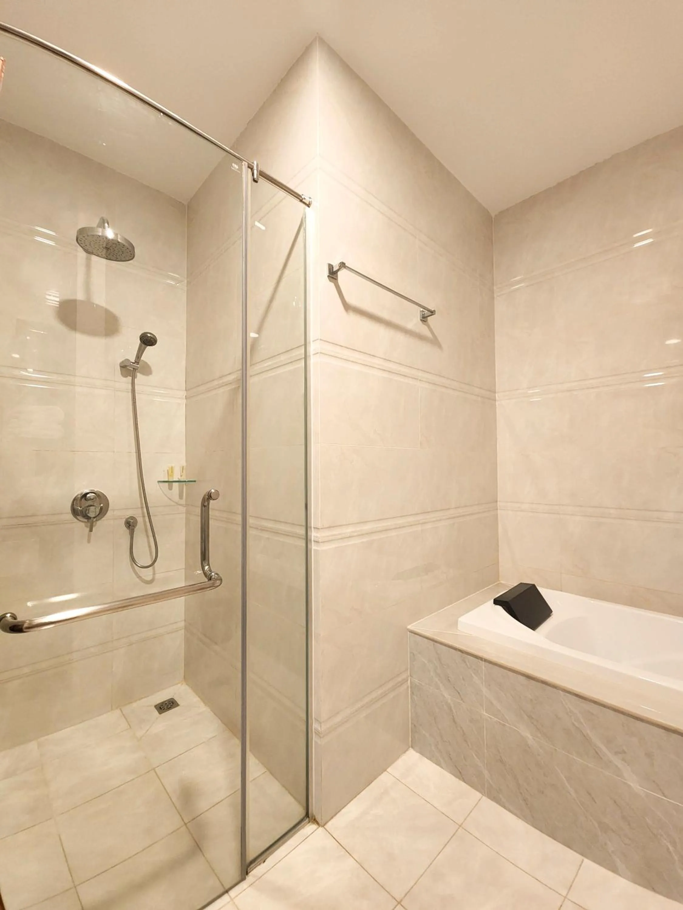 Bath in Lbn Asian Hotel