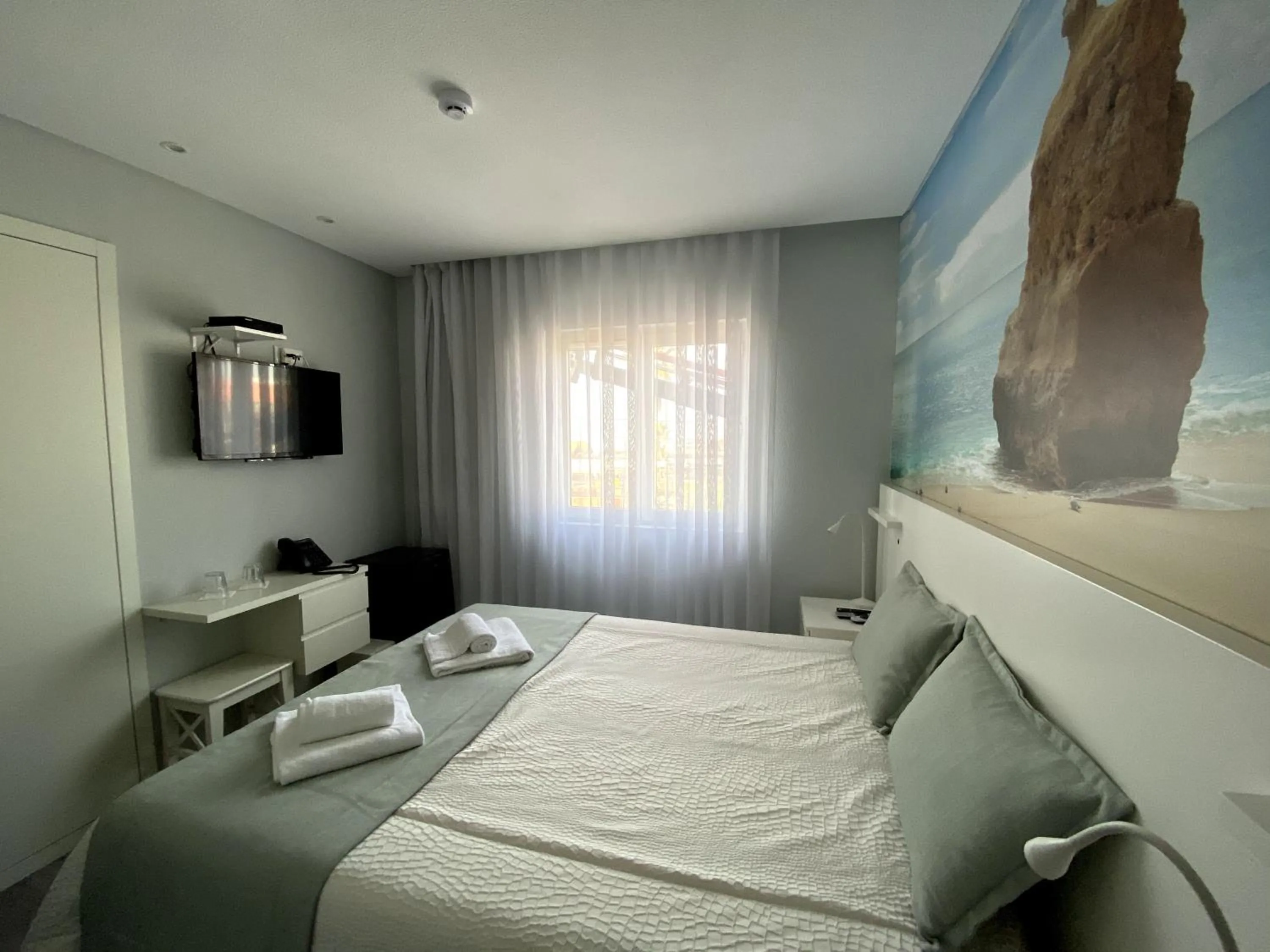 TV and multimedia, Bed in Golden Beach Guest House & Rooftop Bar