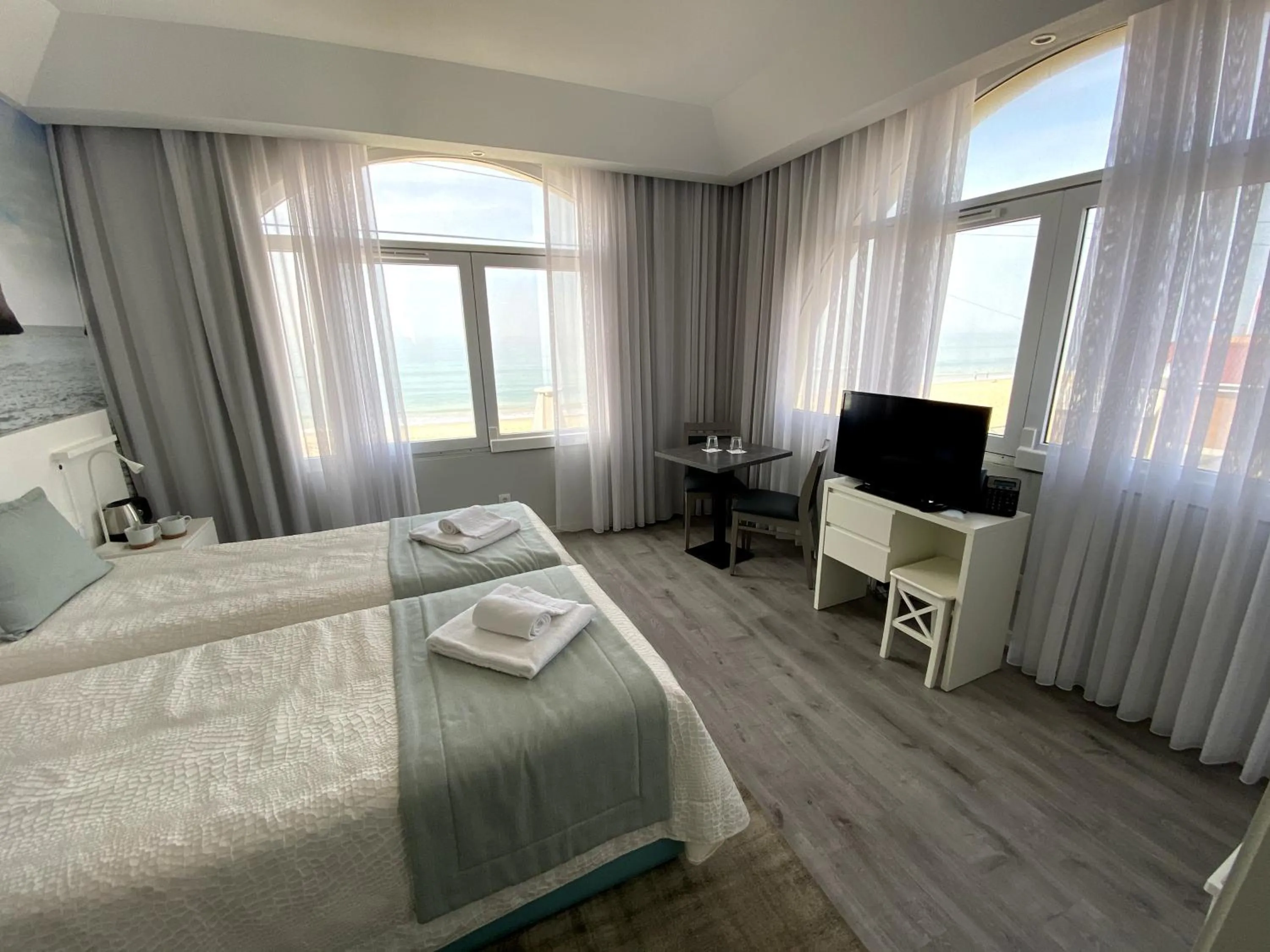 TV and multimedia, Bed in Golden Beach Guest House & Rooftop Bar