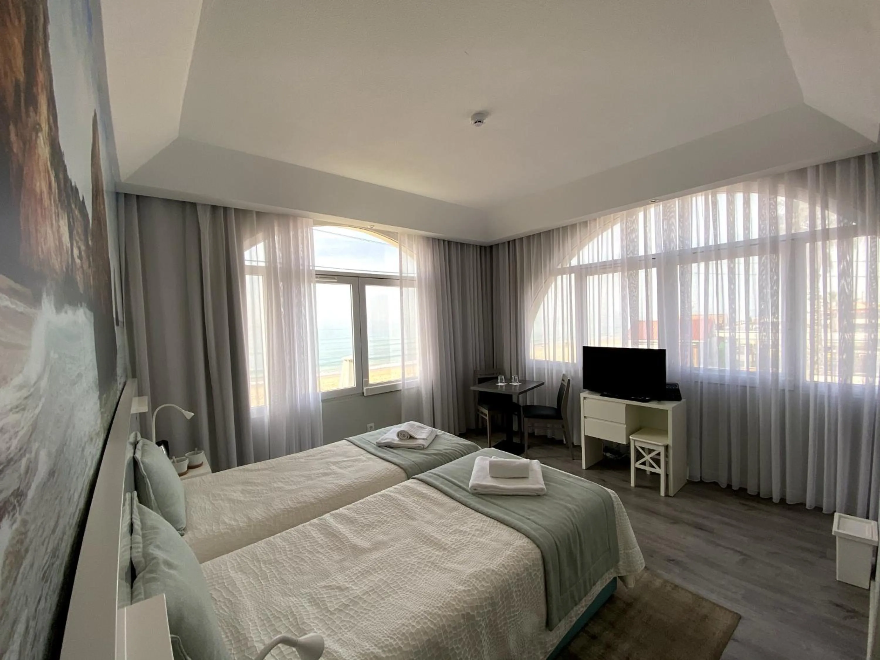 TV and multimedia, Bed in Golden Beach Guest House & Rooftop Bar