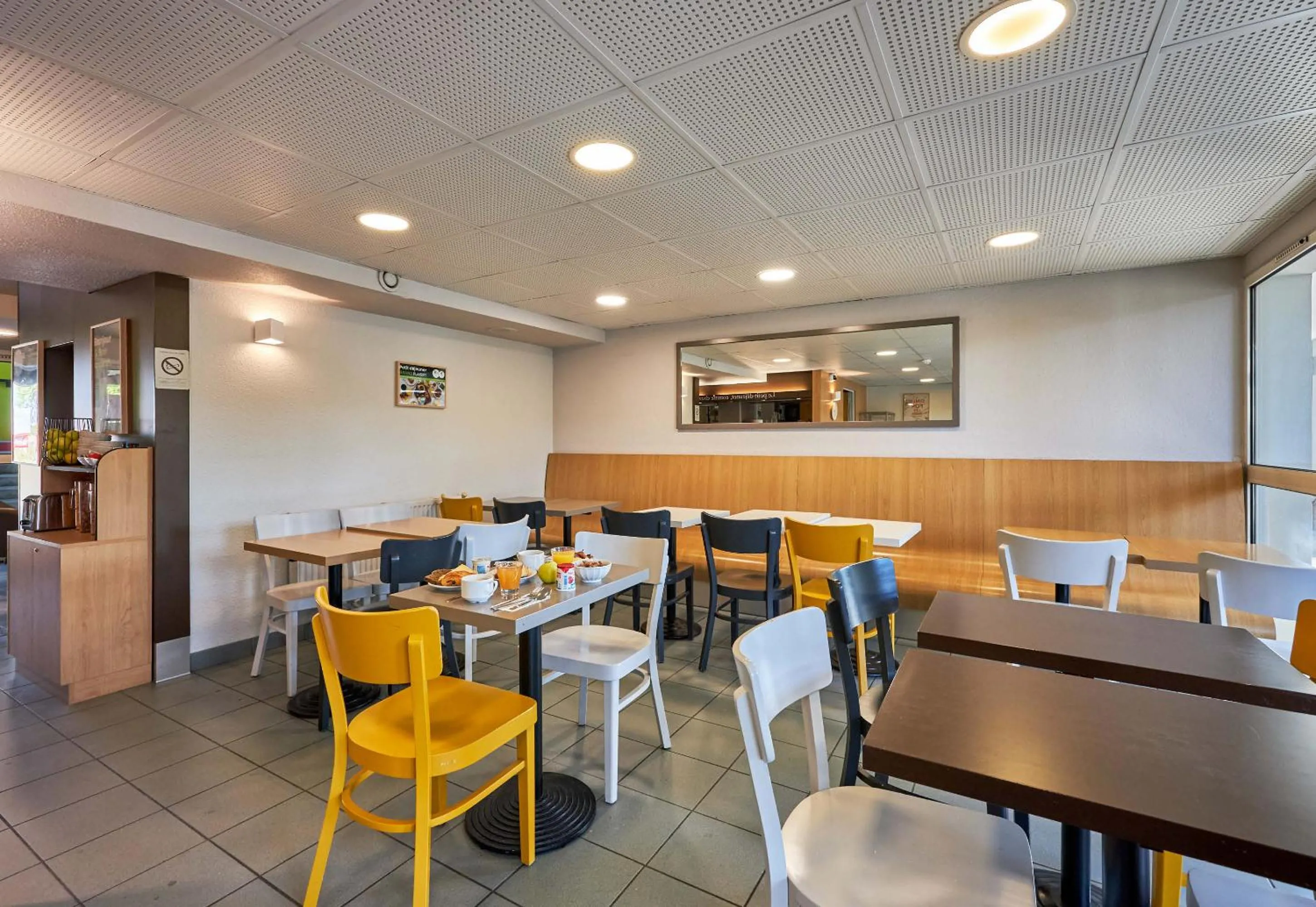 Restaurant/places to eat in B&B HOTEL CAEN Sud