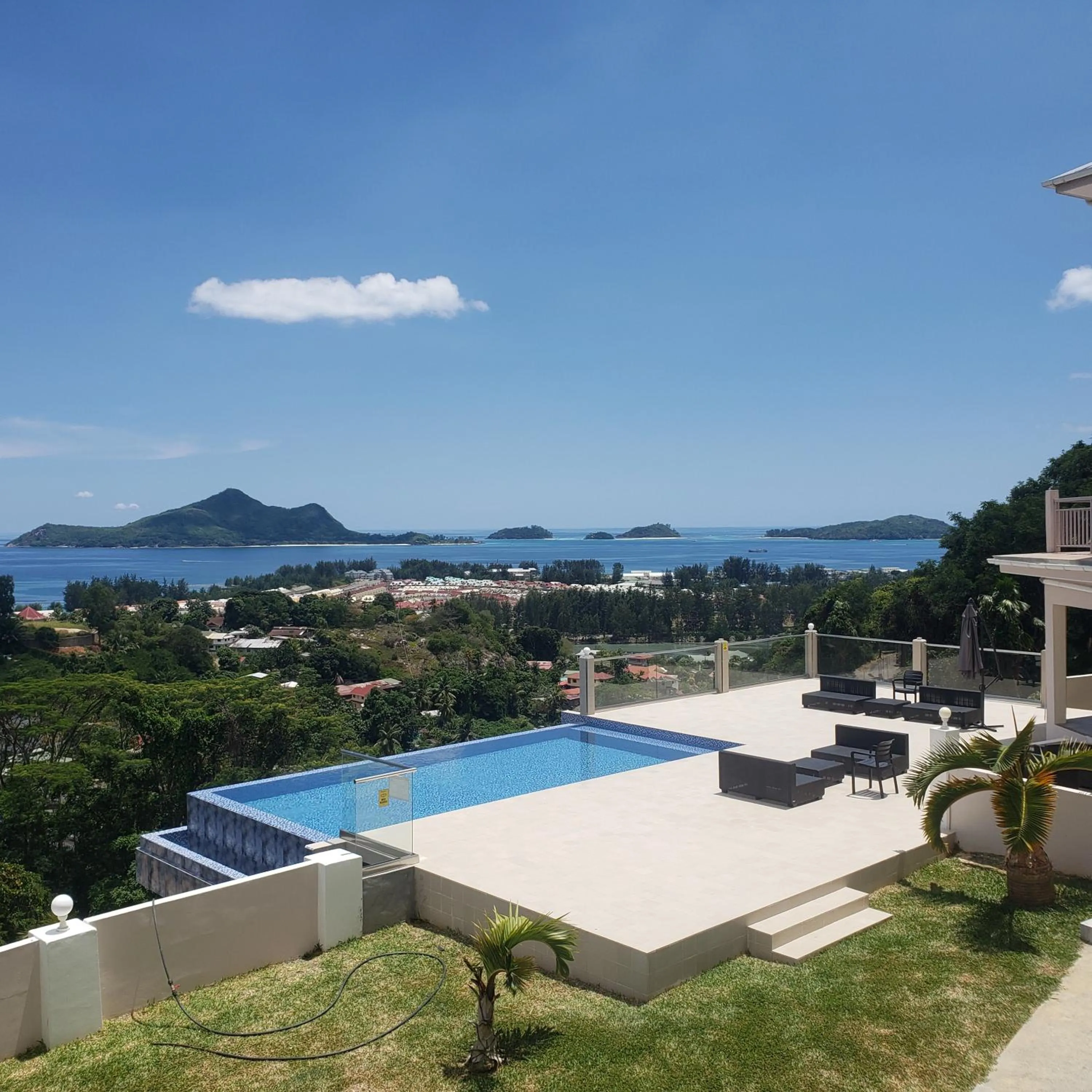 Swimming pool in Maison L'Horizon
