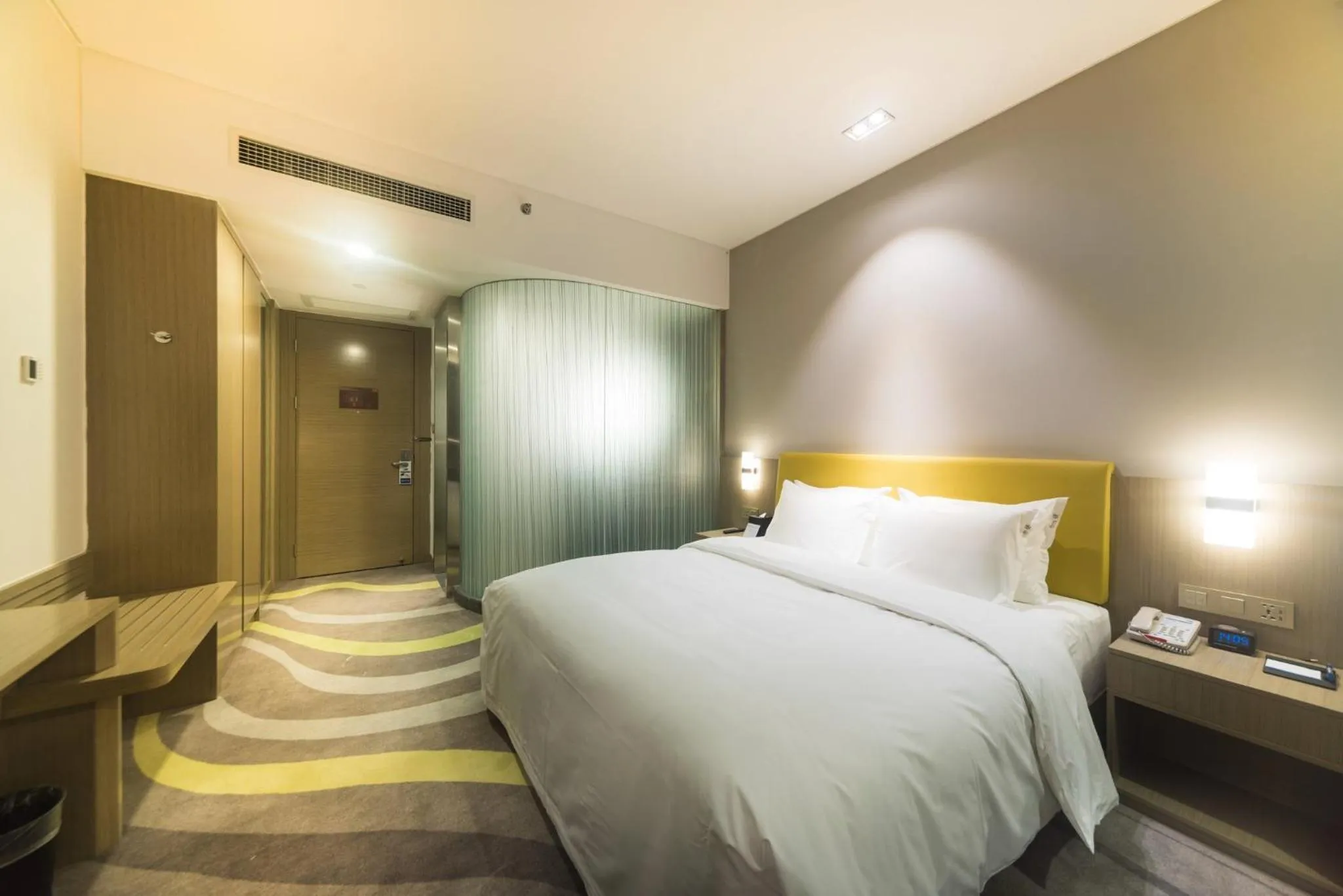 Photo of the whole room, Bed in Holiday Inn Express Chengdu Jinniu by IHG