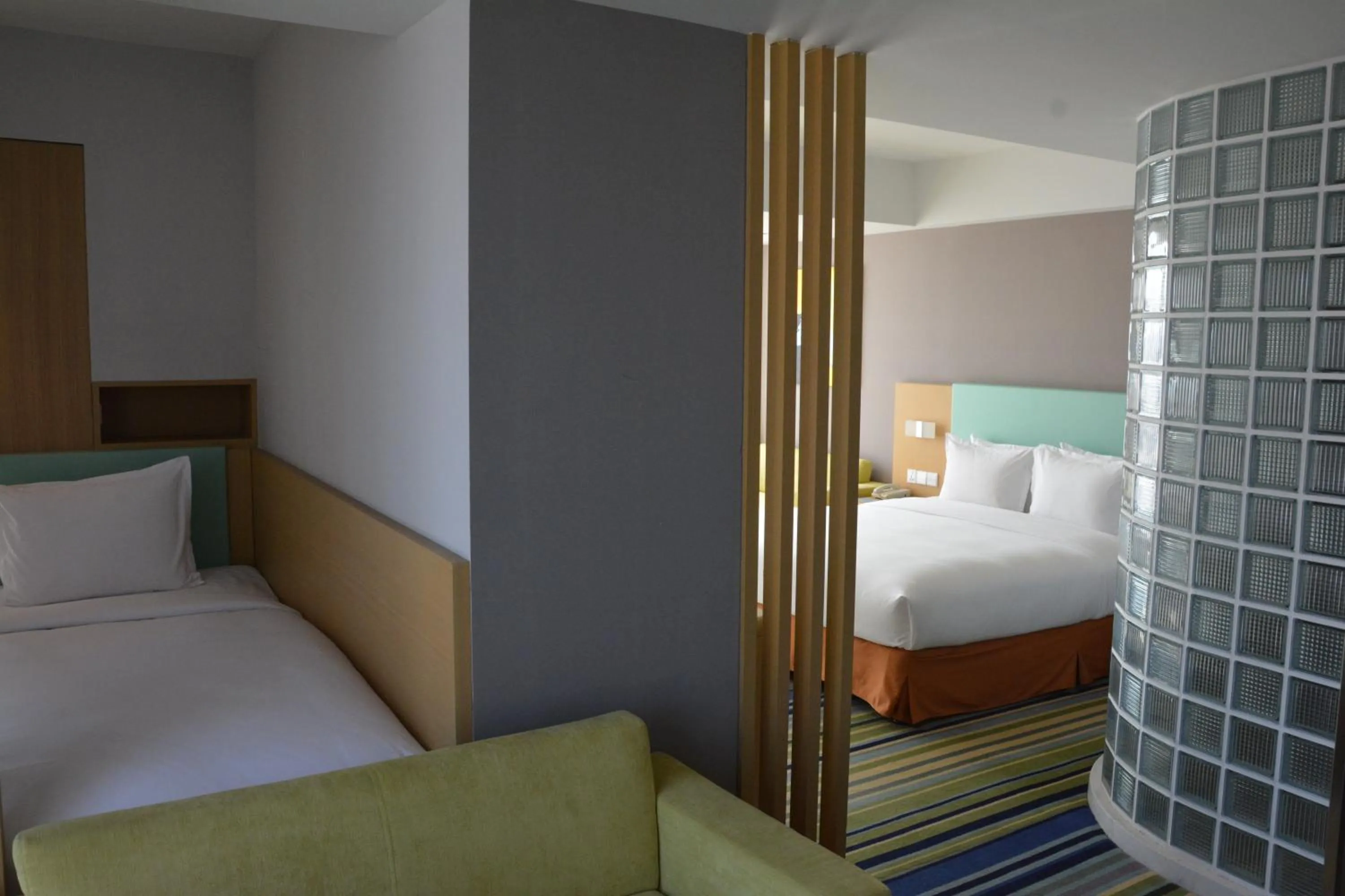 Photo of the whole room, Bed in Holiday Inn Express Yingkou Onelong Plaza by IHG