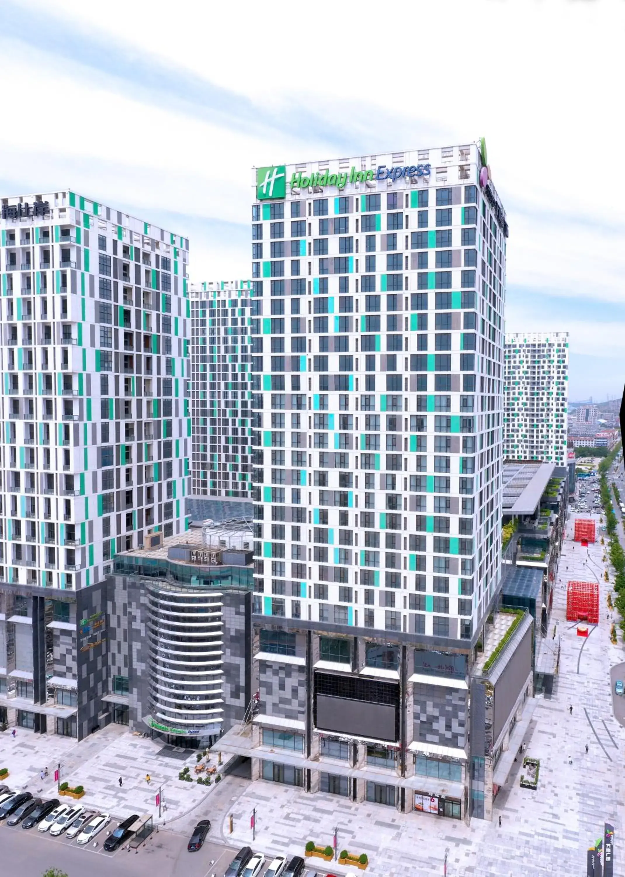 Property building in Holiday Inn Express Yingkou Onelong Plaza by IHG Property building in Holiday Inn Express Yingkou Onelong Plaza by IHG