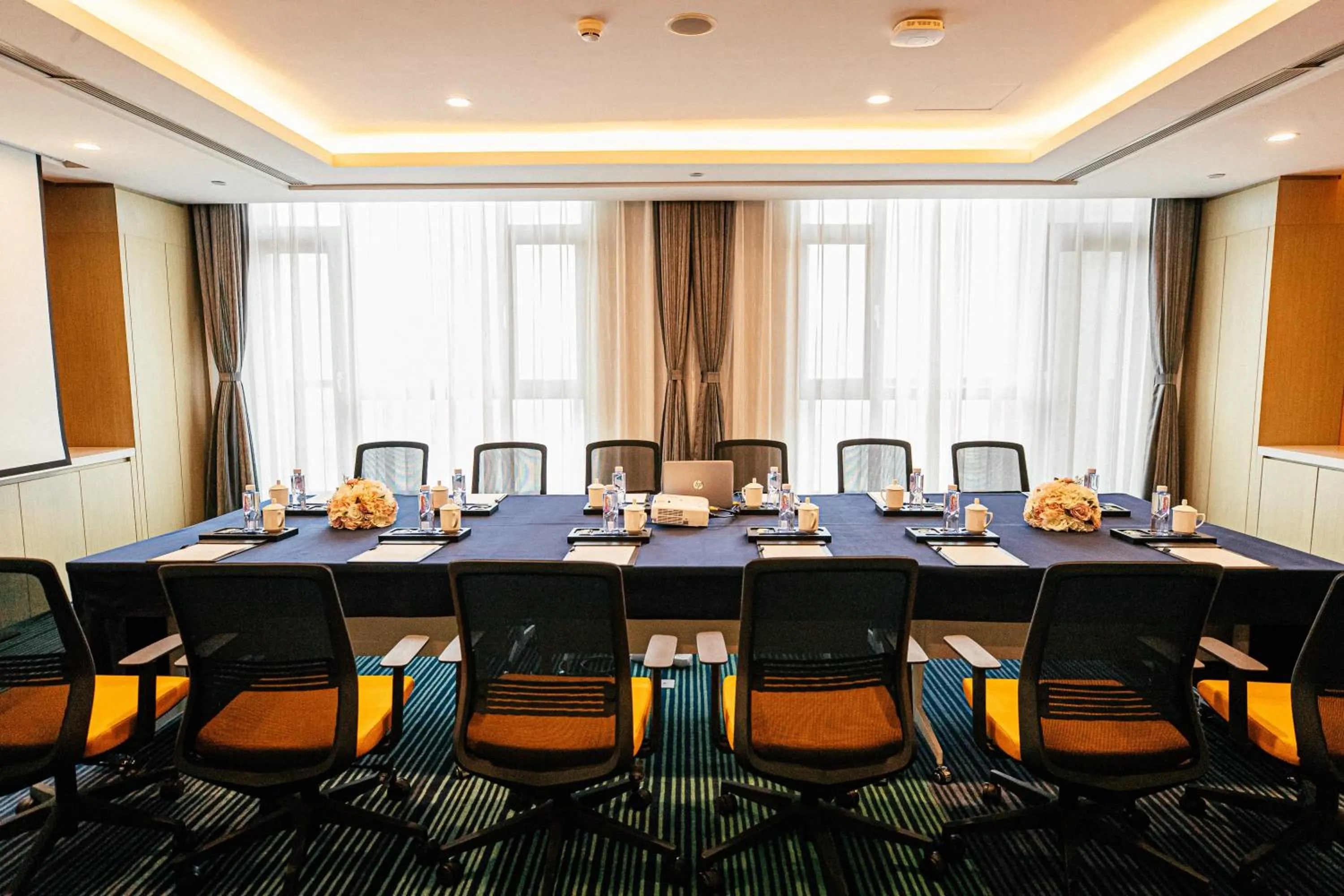 Meeting/conference room in Holiday Inn Express Yingkou Onelong Plaza by IHG