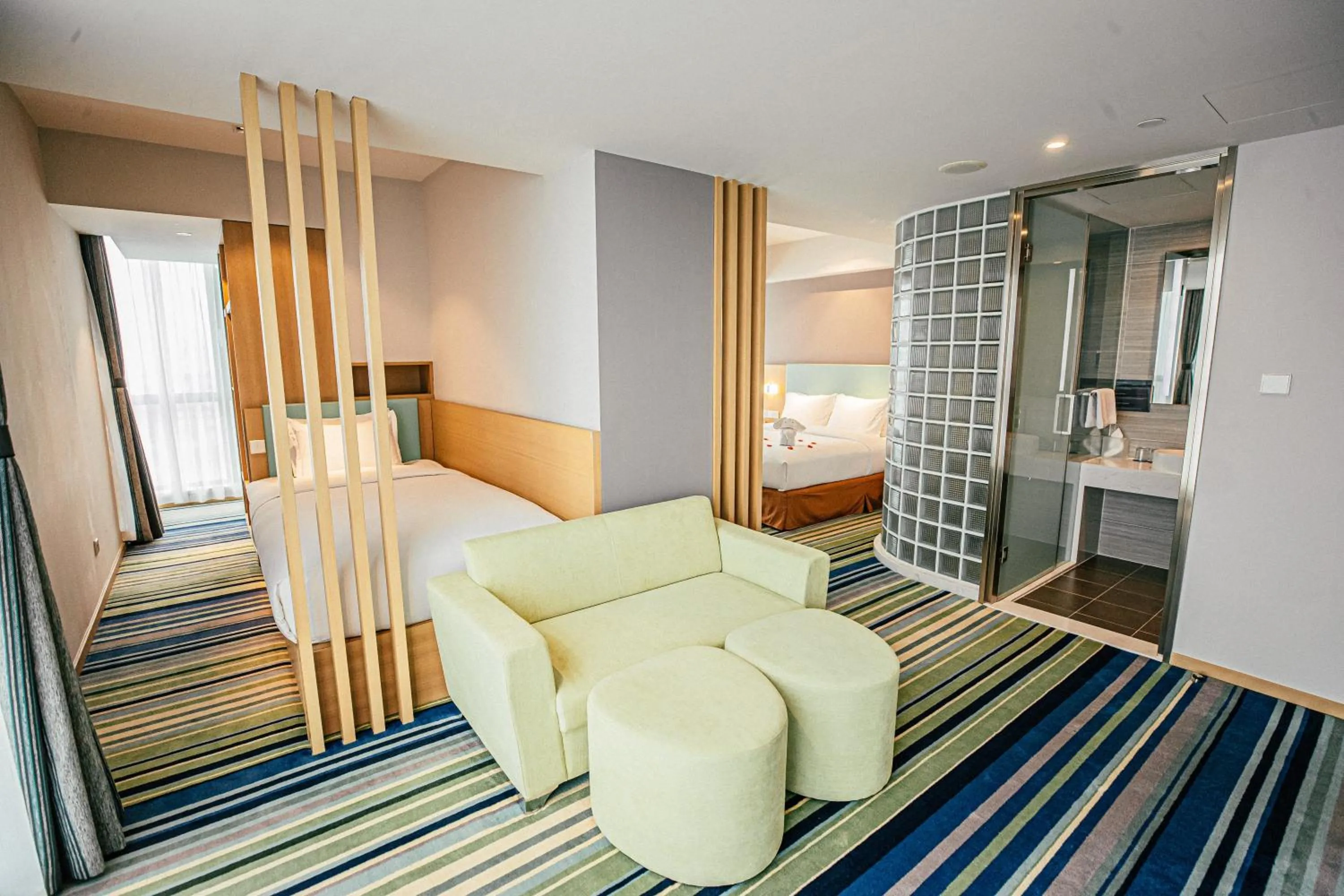 Photo of the whole room, Bed in Holiday Inn Express Yingkou Onelong Plaza by IHG