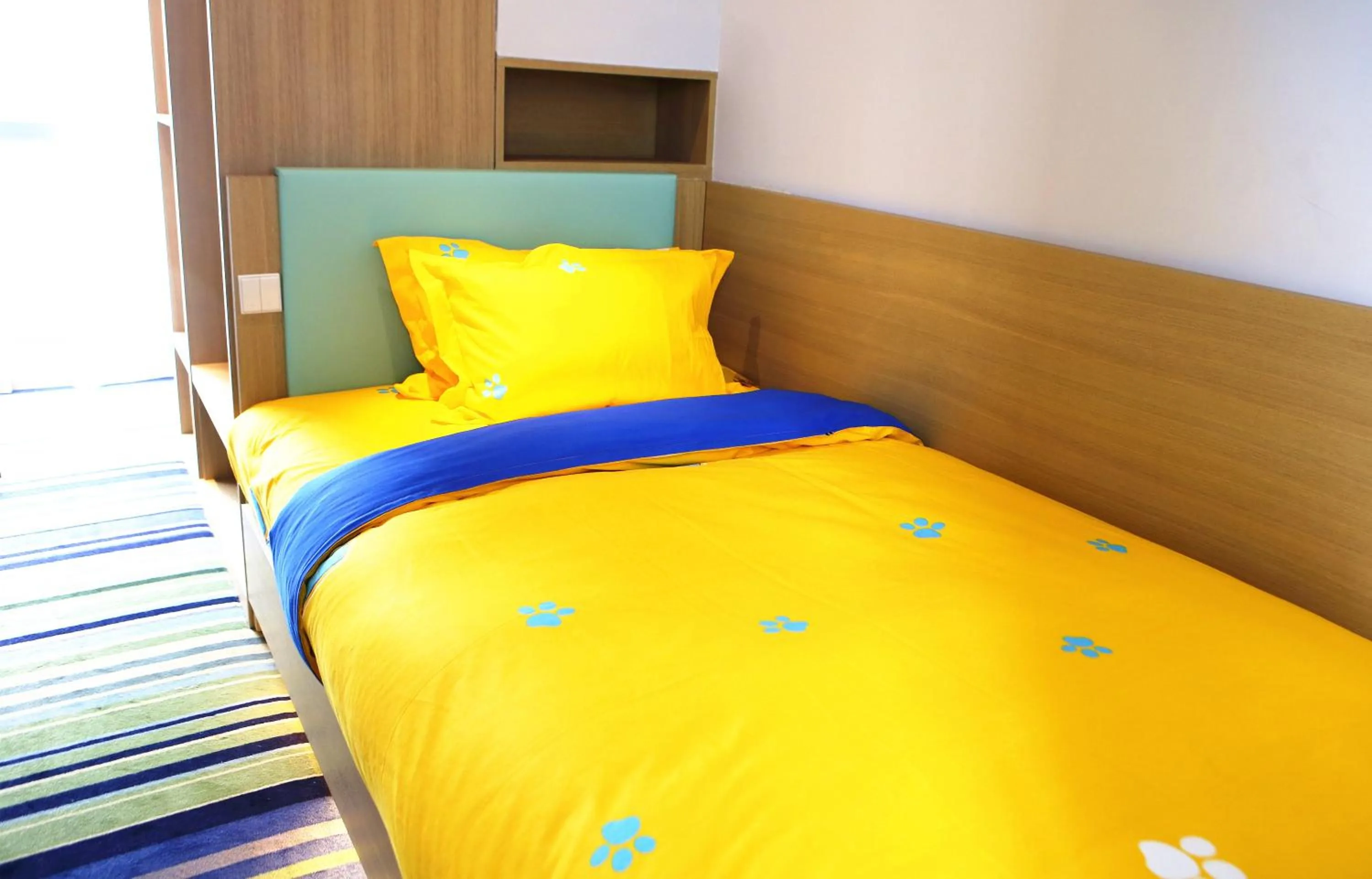 Photo of the whole room, Bed in Holiday Inn Express Yingkou Onelong Plaza by IHG