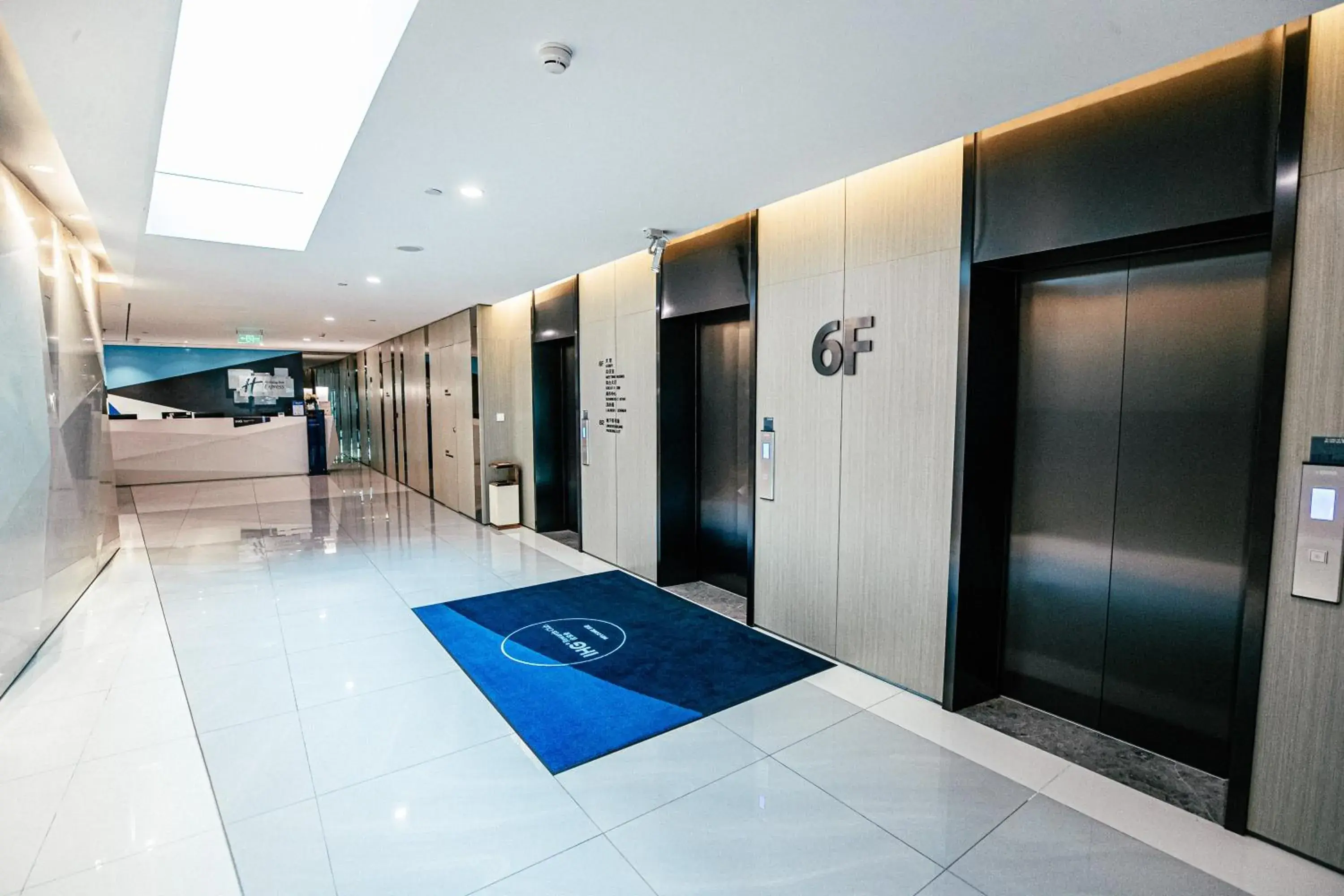 Property building in Holiday Inn Express Yingkou Onelong Plaza by IHG Property building in Holiday Inn Express Yingkou Onelong Plaza by IHG