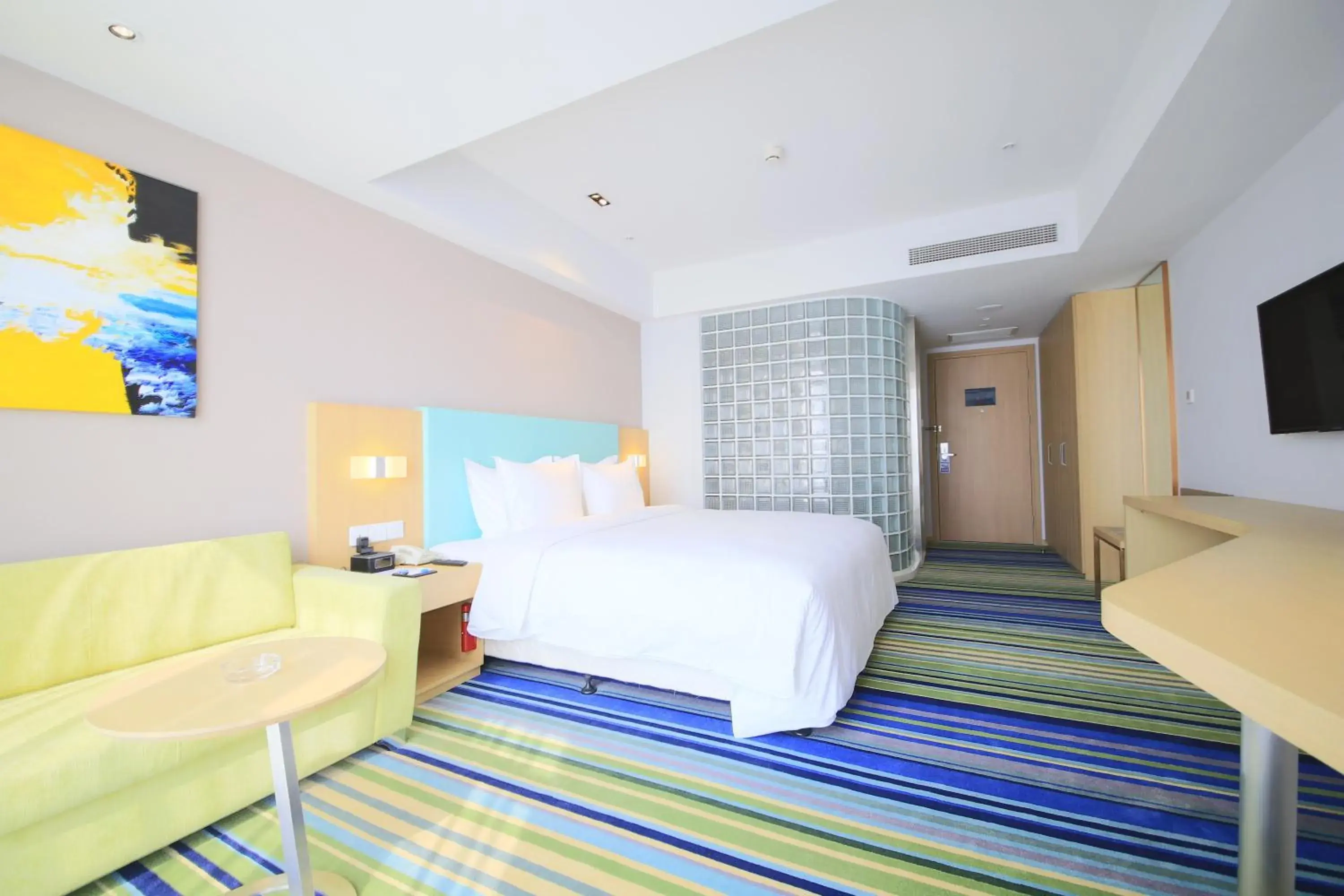 Photo of the whole room, Bed in Holiday Inn Express Yingkou Onelong Plaza by IHG Photo of the whole room, Bed in Holiday Inn Express Yingkou Onelong Plaza by IHG