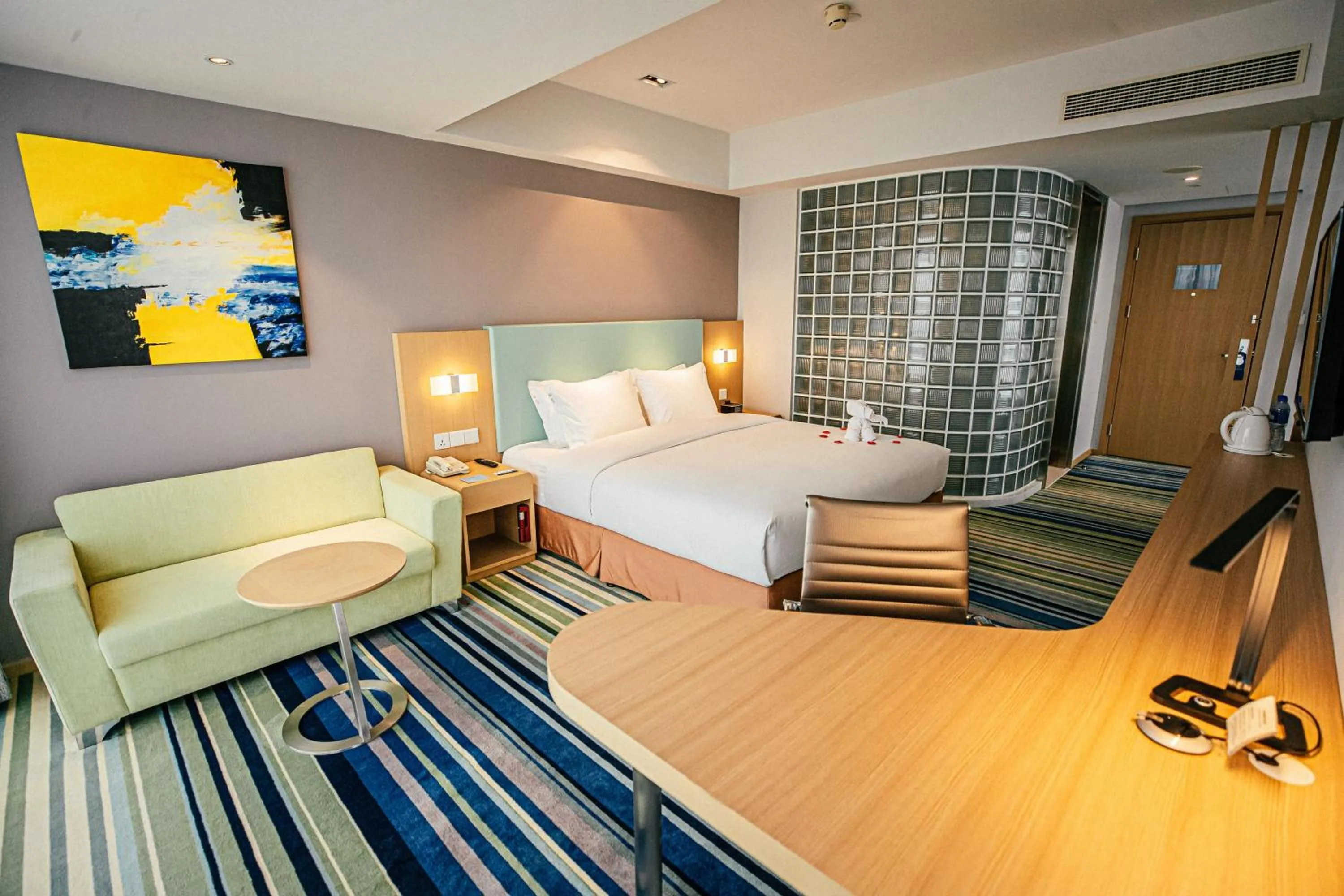 Photo of the whole room, Bed in Holiday Inn Express Yingkou Onelong Plaza by IHG