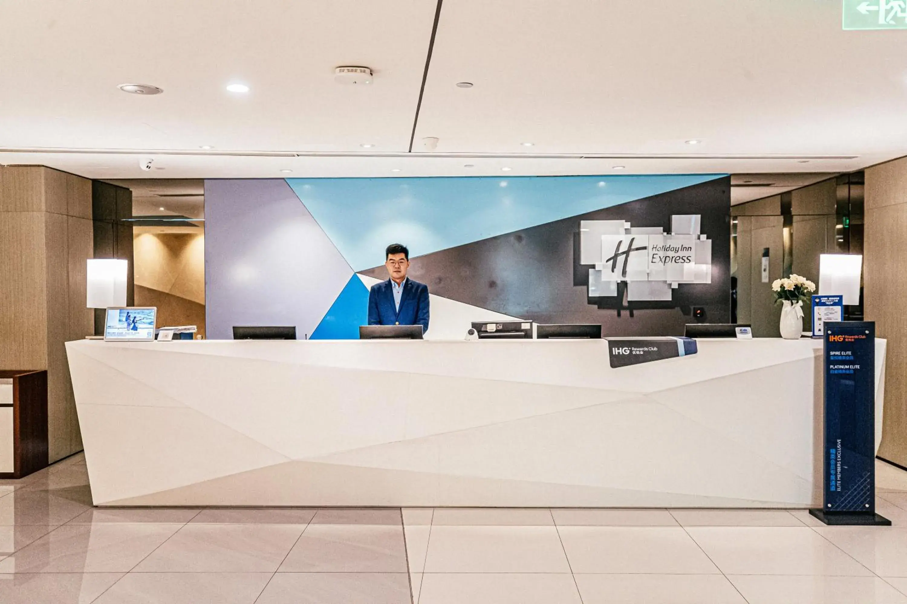 Property building in Holiday Inn Express Yingkou Onelong Plaza by IHG Property building in Holiday Inn Express Yingkou Onelong Plaza by IHG