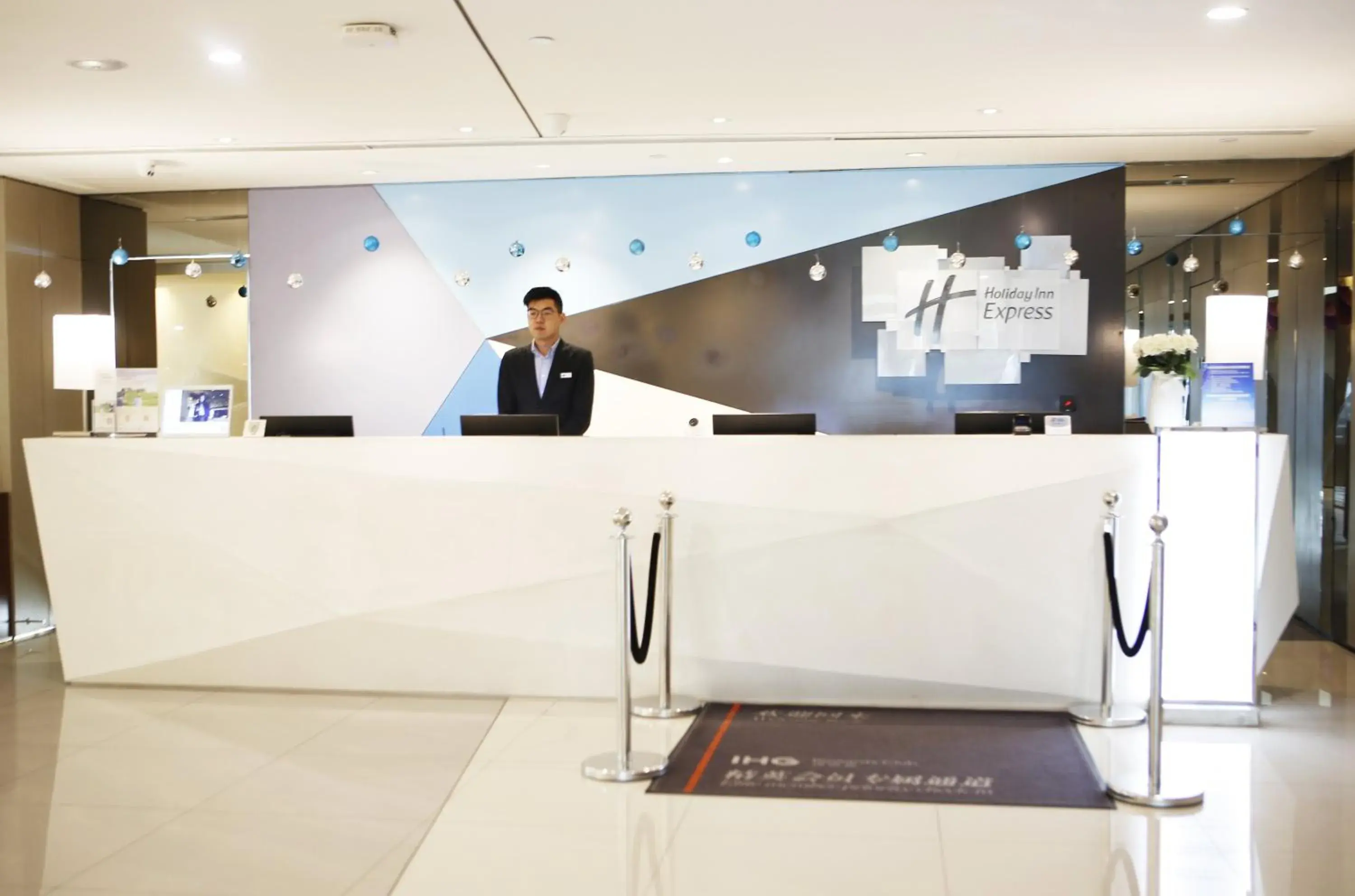 Property building in Holiday Inn Express Yingkou Onelong Plaza by IHG Property building in Holiday Inn Express Yingkou Onelong Plaza by IHG