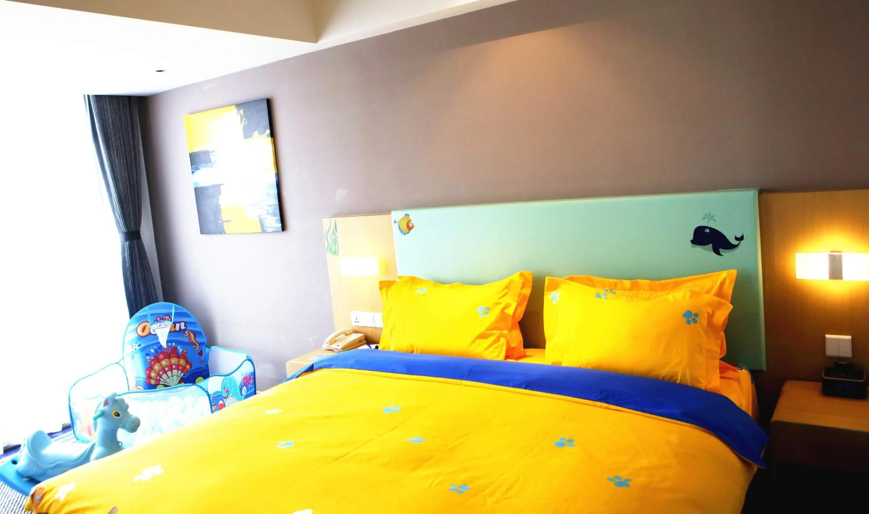 Photo of the whole room, Bed in Holiday Inn Express Yingkou Onelong Plaza by IHG