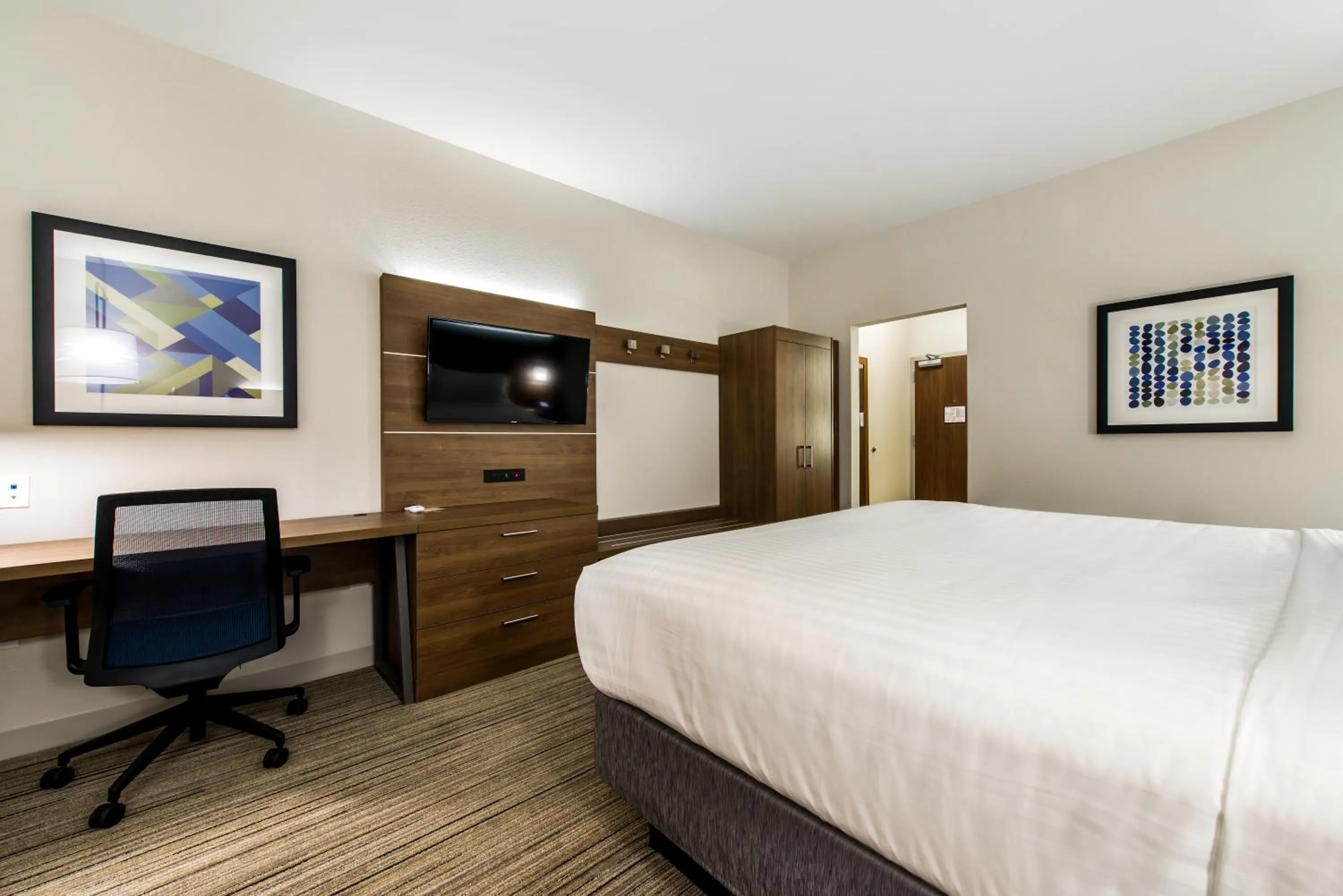 Bed in Holiday Inn Express & Suites - Carrollton West by IHG