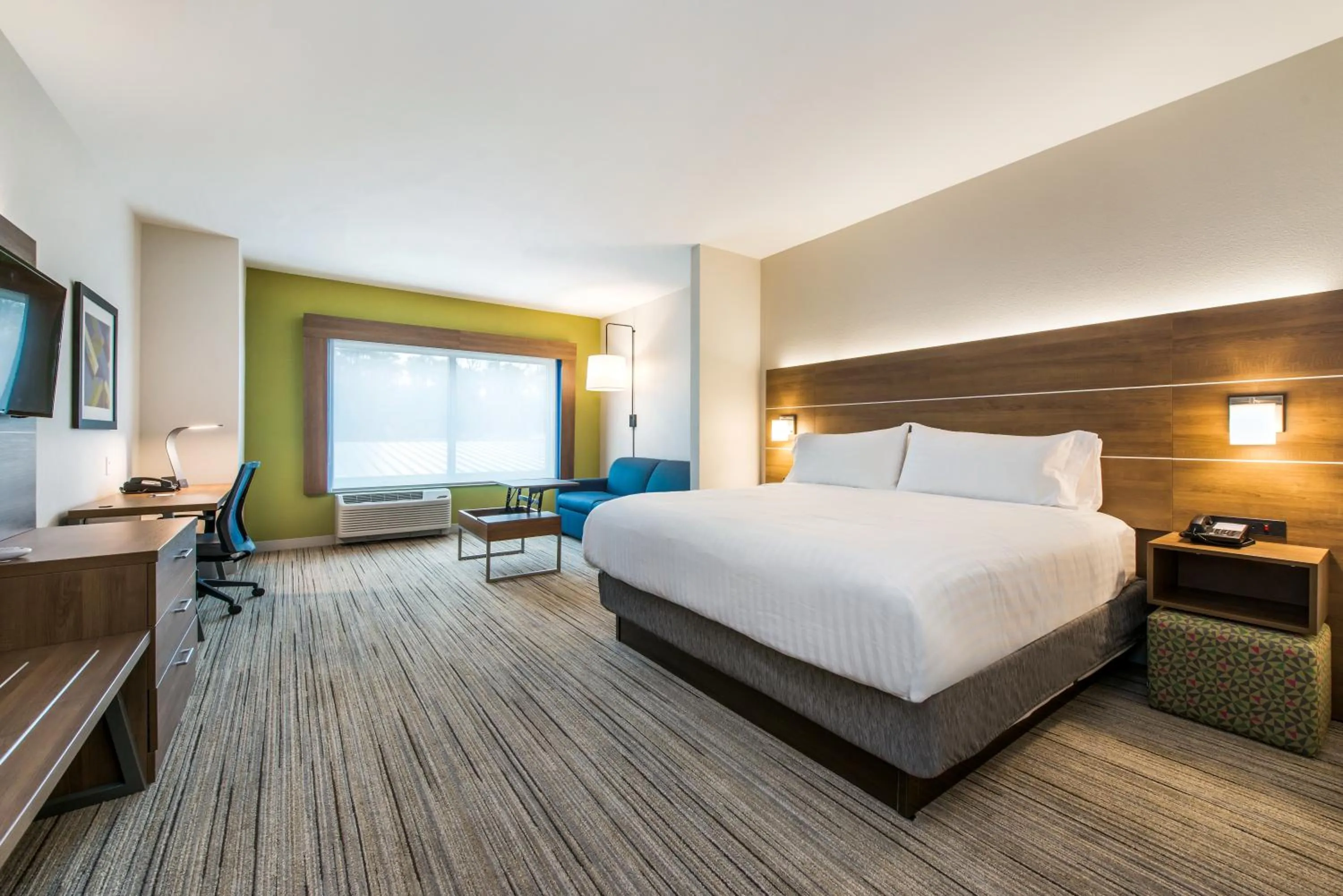 Bed in Holiday Inn Express & Suites - Carrollton West by IHG