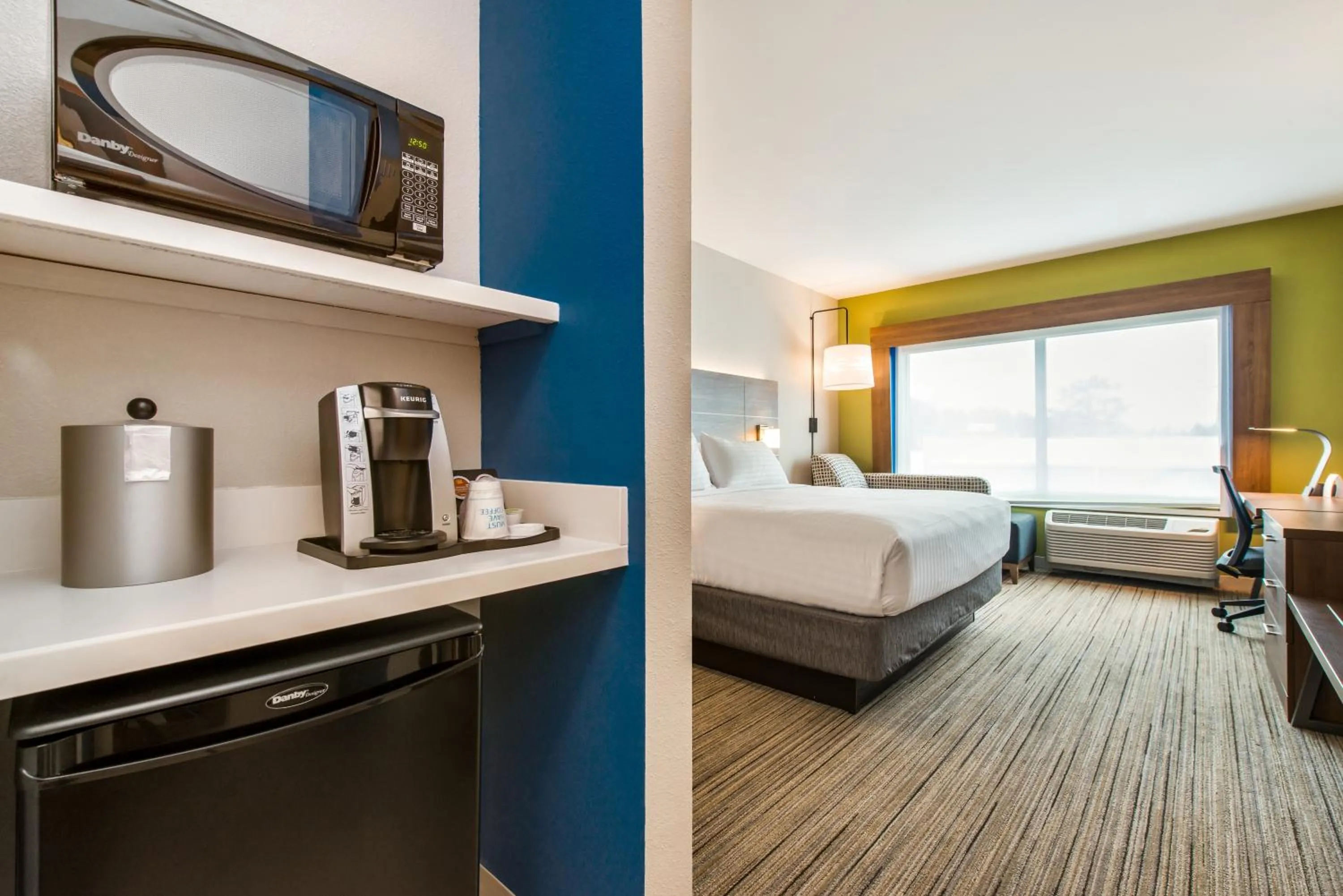 Bed in Holiday Inn Express & Suites - Carrollton West by IHG