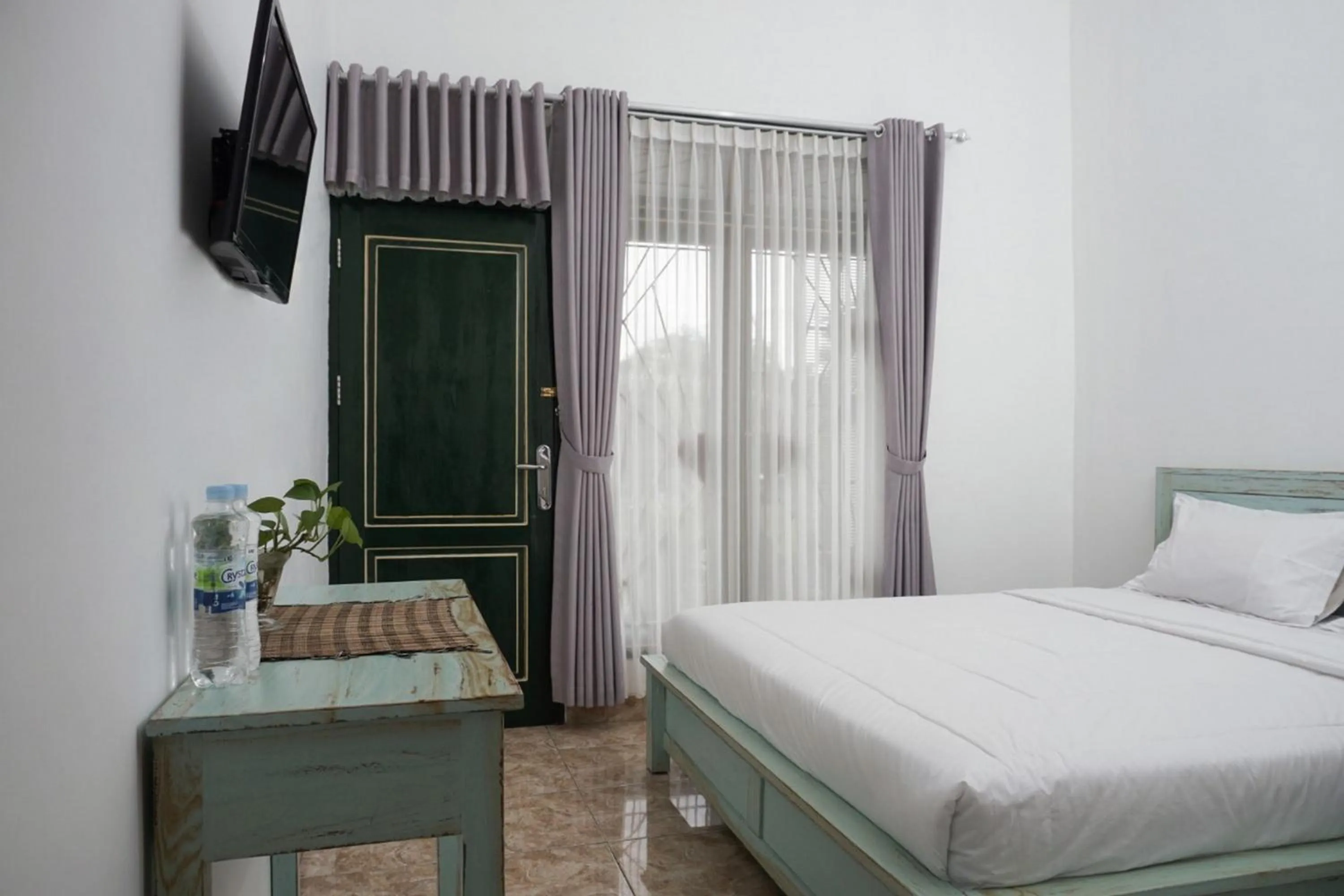 Bed in RedDoorz at Griya Cemara Homestay Yogyakarta