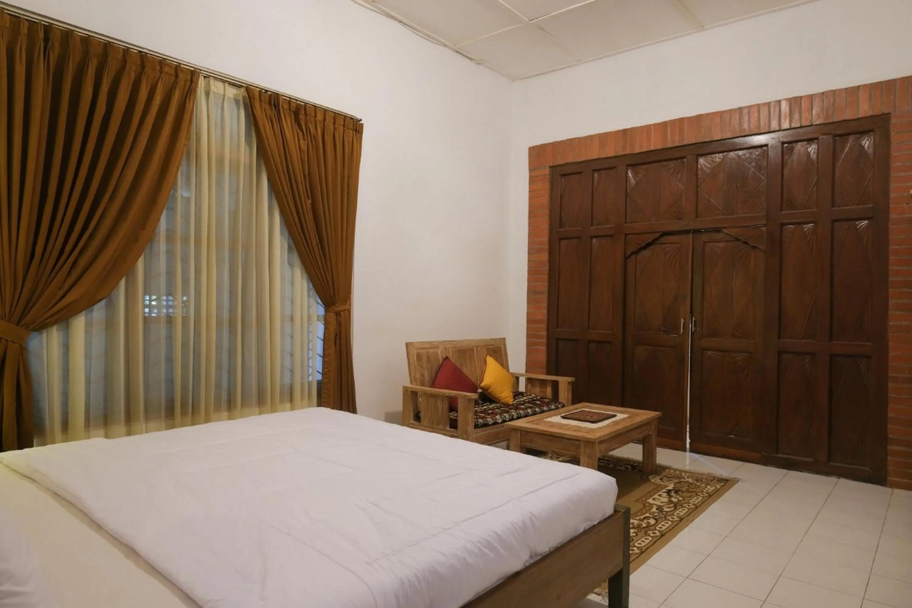 Bed in RedDoorz at Griya Cemara Homestay Yogyakarta