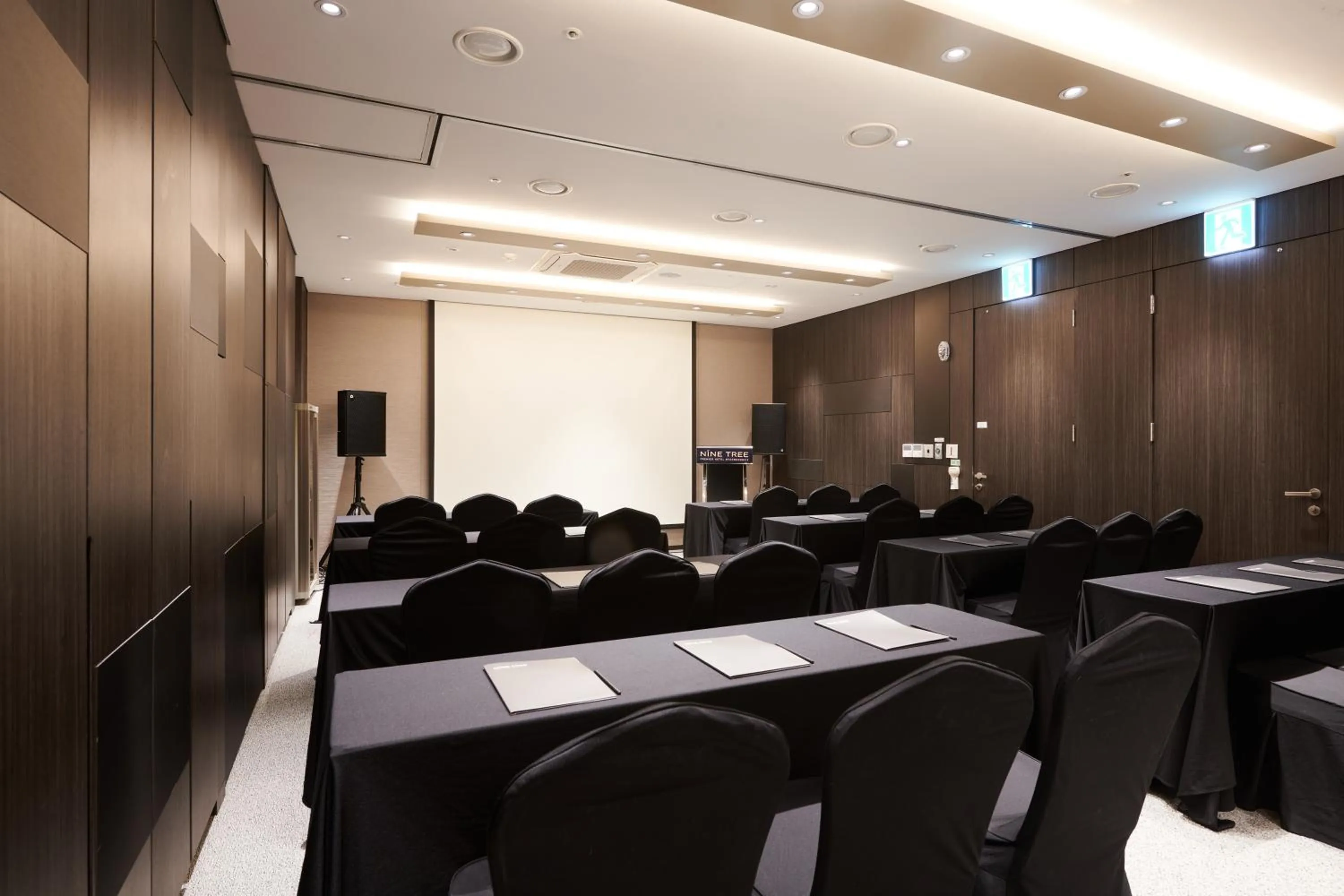 Meeting/conference room in Nine Tree by Parnas Seoul Myeongdong 2