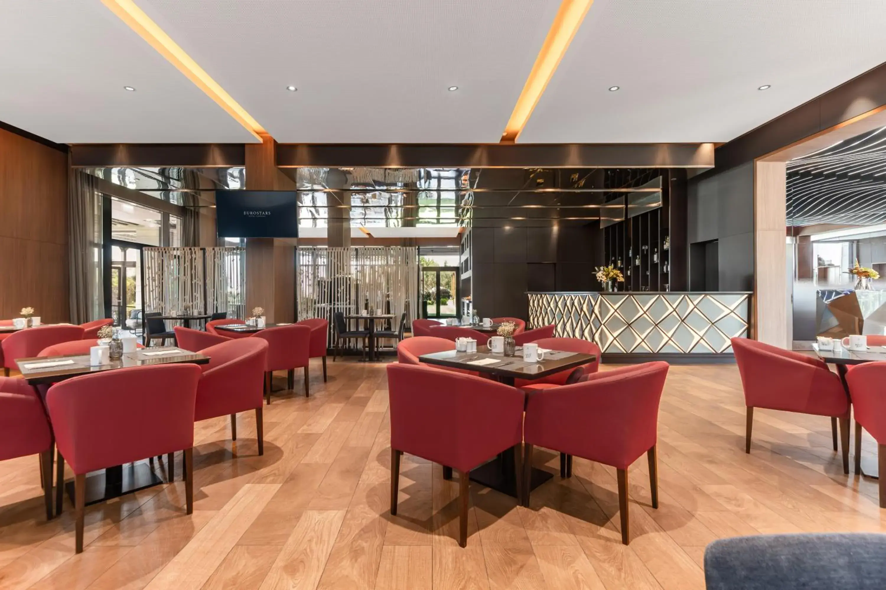 Lounge or bar in Eurostars Cascais Lounge or bar in Eurostars Cascais