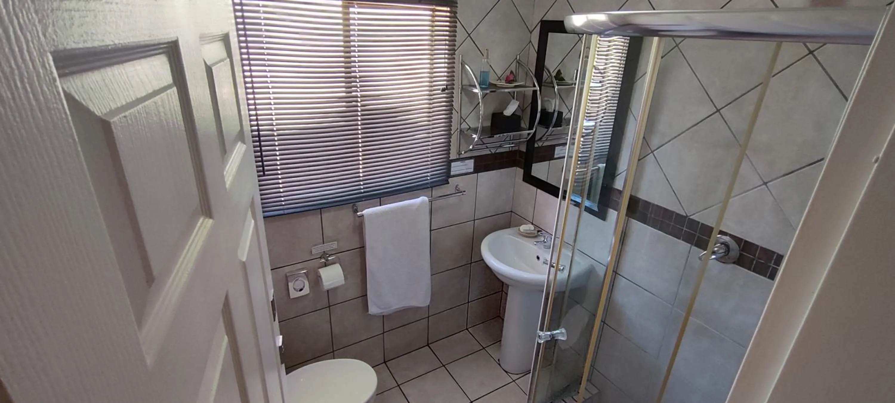 Shower in Premiere Guesthouse