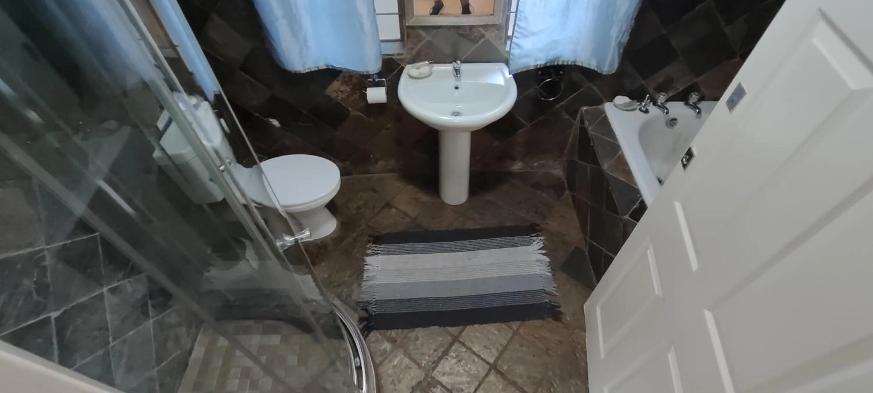 Shower in Premiere Guesthouse