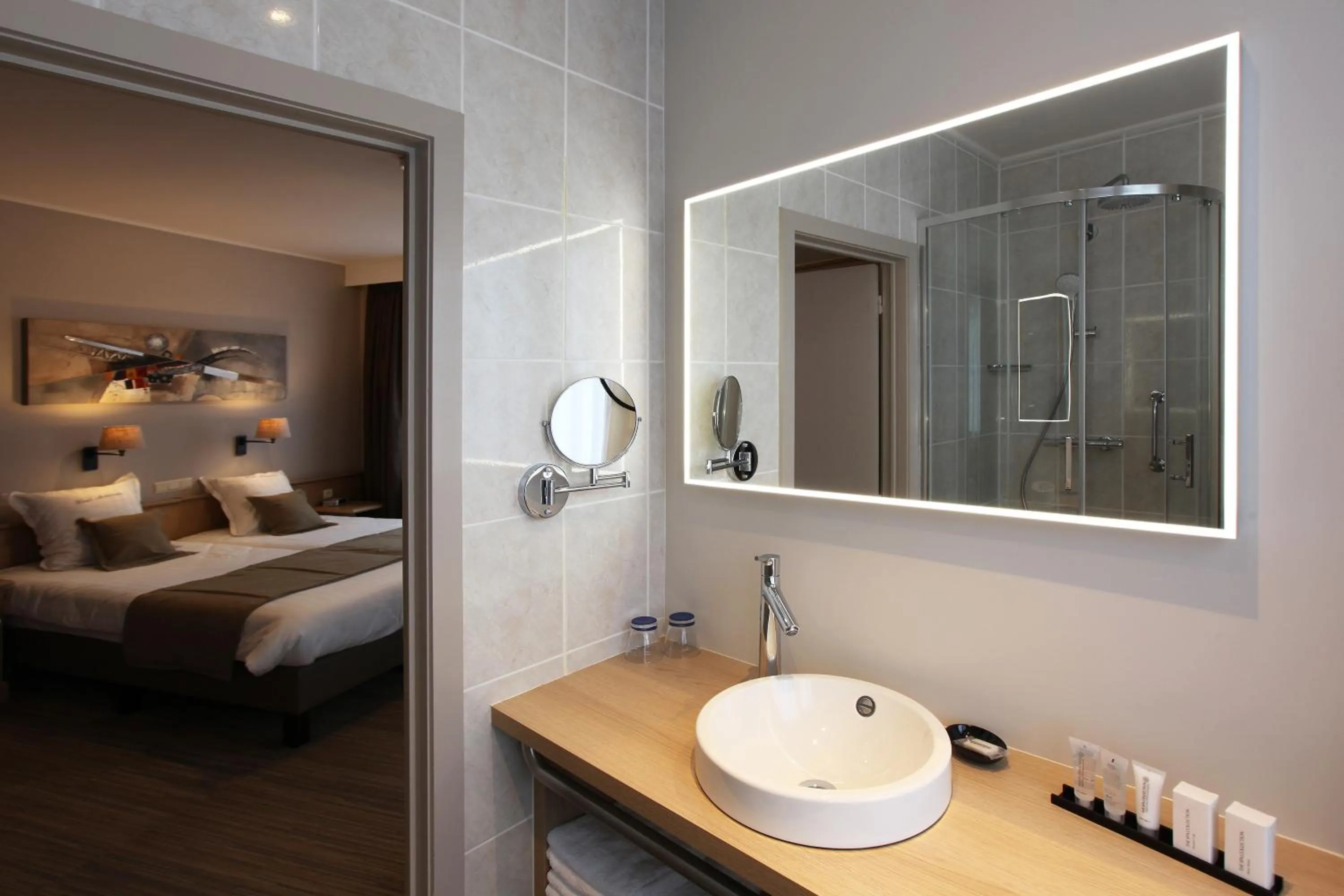 Bathroom, Bed in Ambassador Hotel