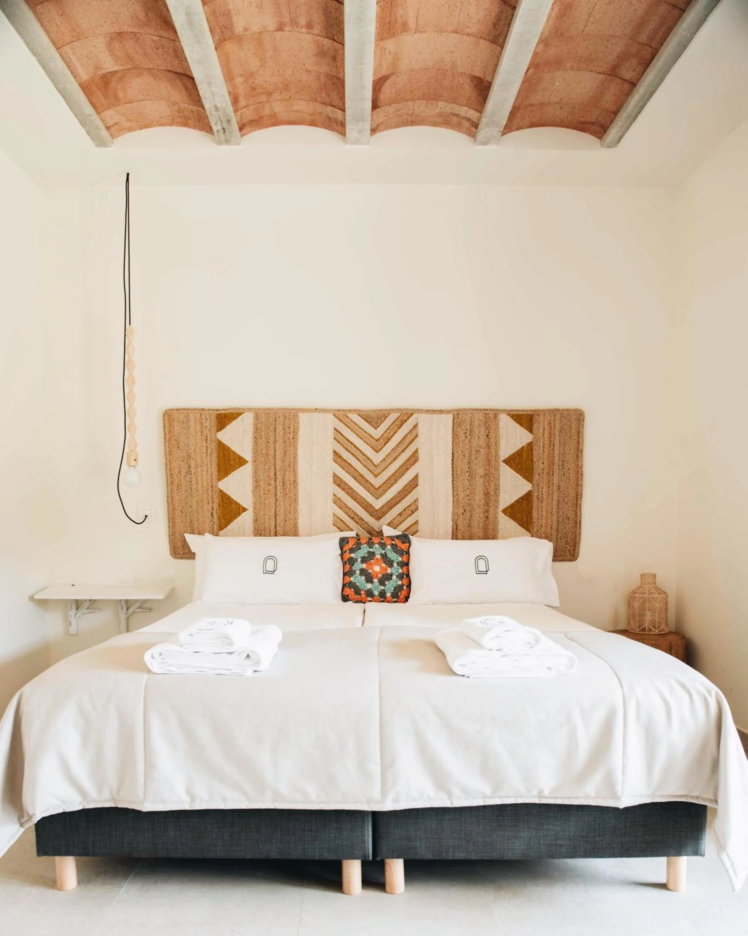 Photo of the whole room, Bed in Can Alemany