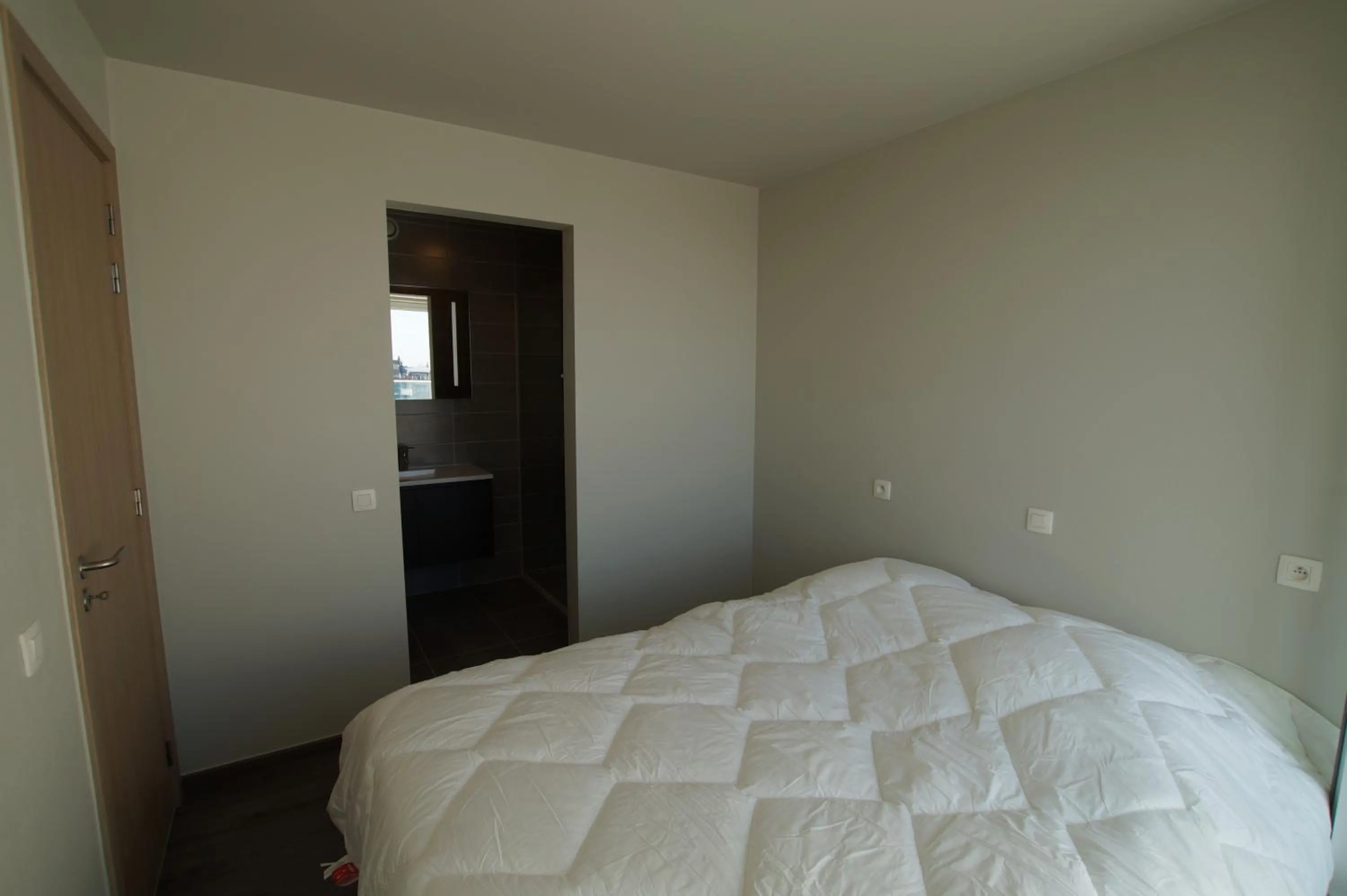 Photo of the whole room, Bed in White Princess