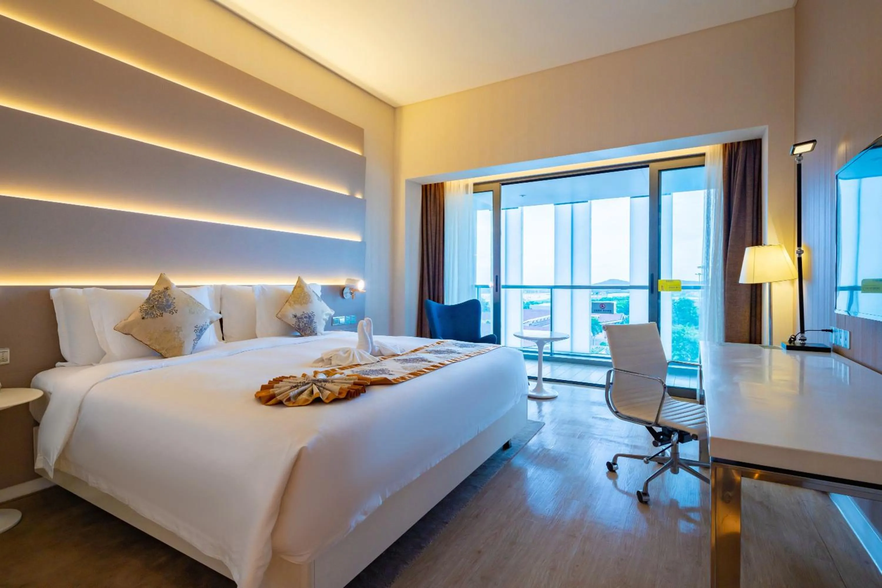 Photo of the whole room, Bed in Sanya Phoenix Airport Hotel