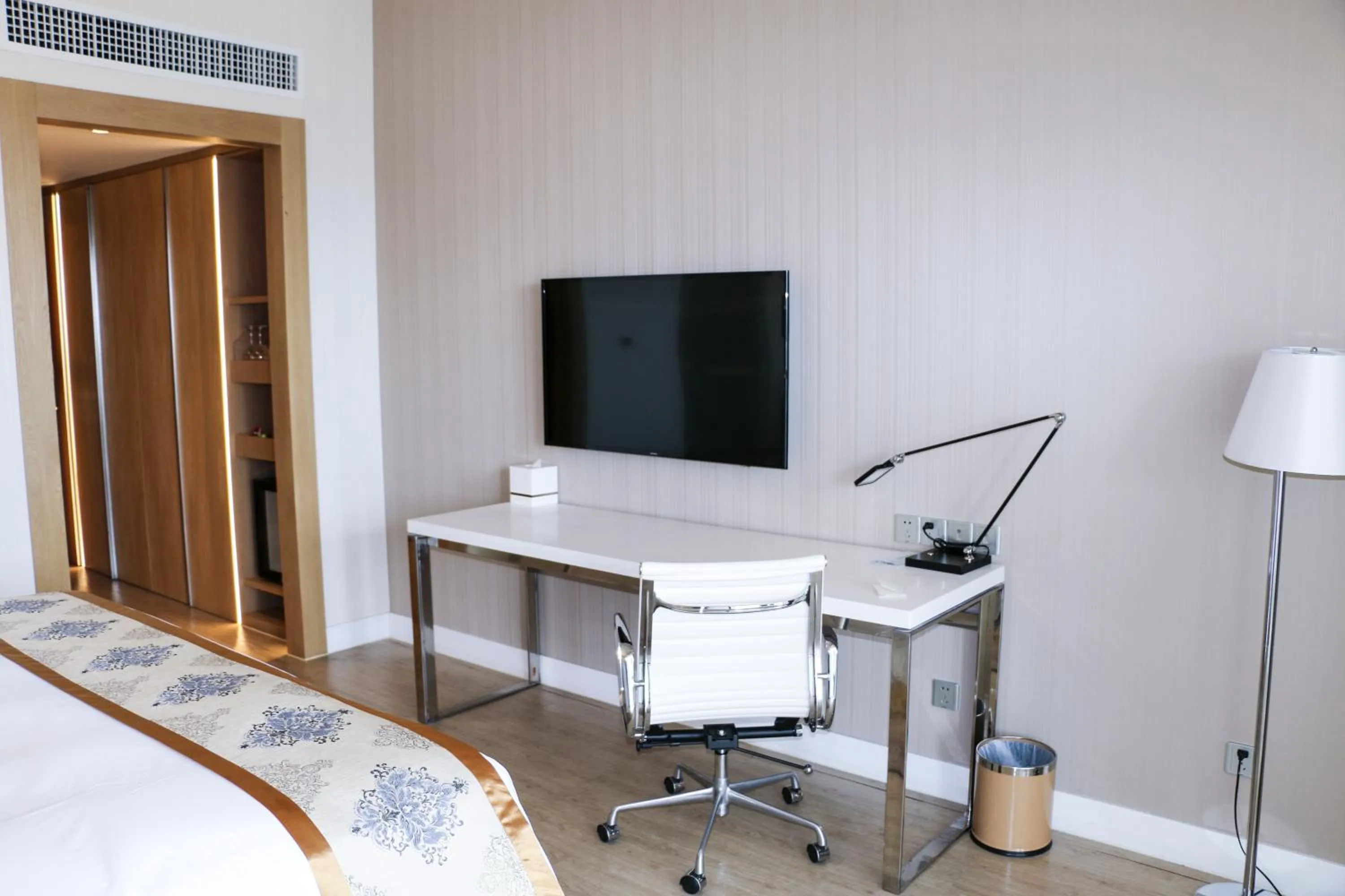 Bed in Sanya Phoenix Airport Hotel