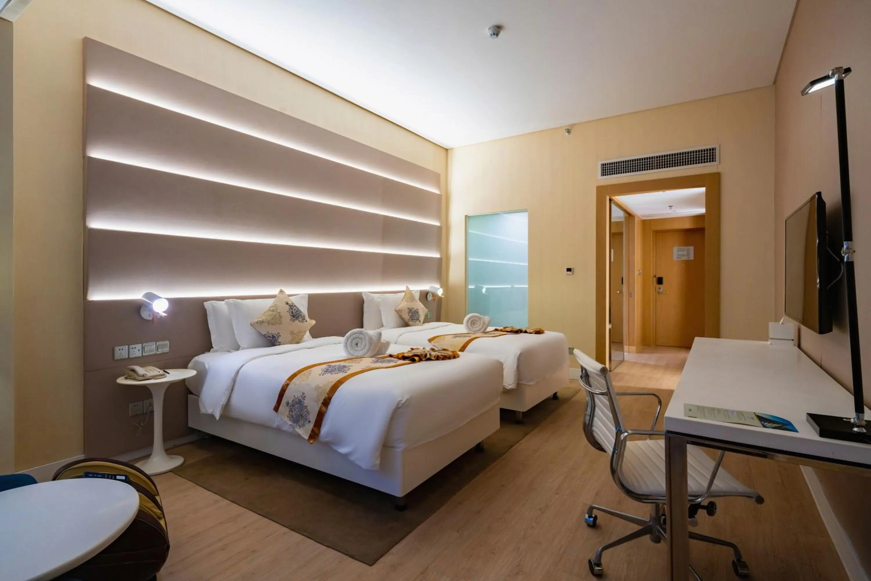 Bed in Sanya Phoenix Airport Hotel