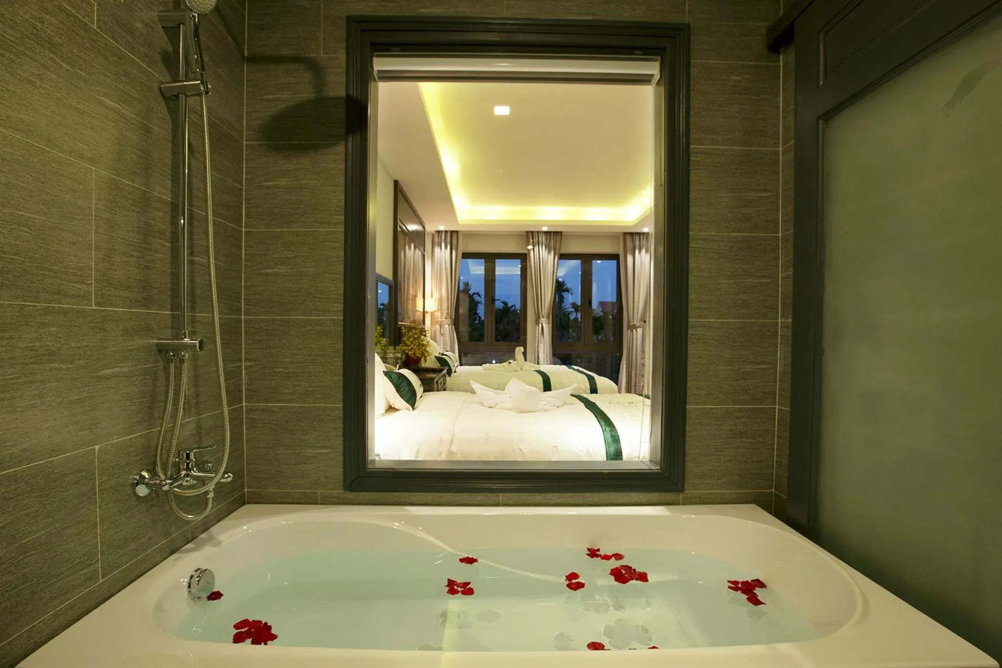 Bathroom, Bed in Ivy Villa