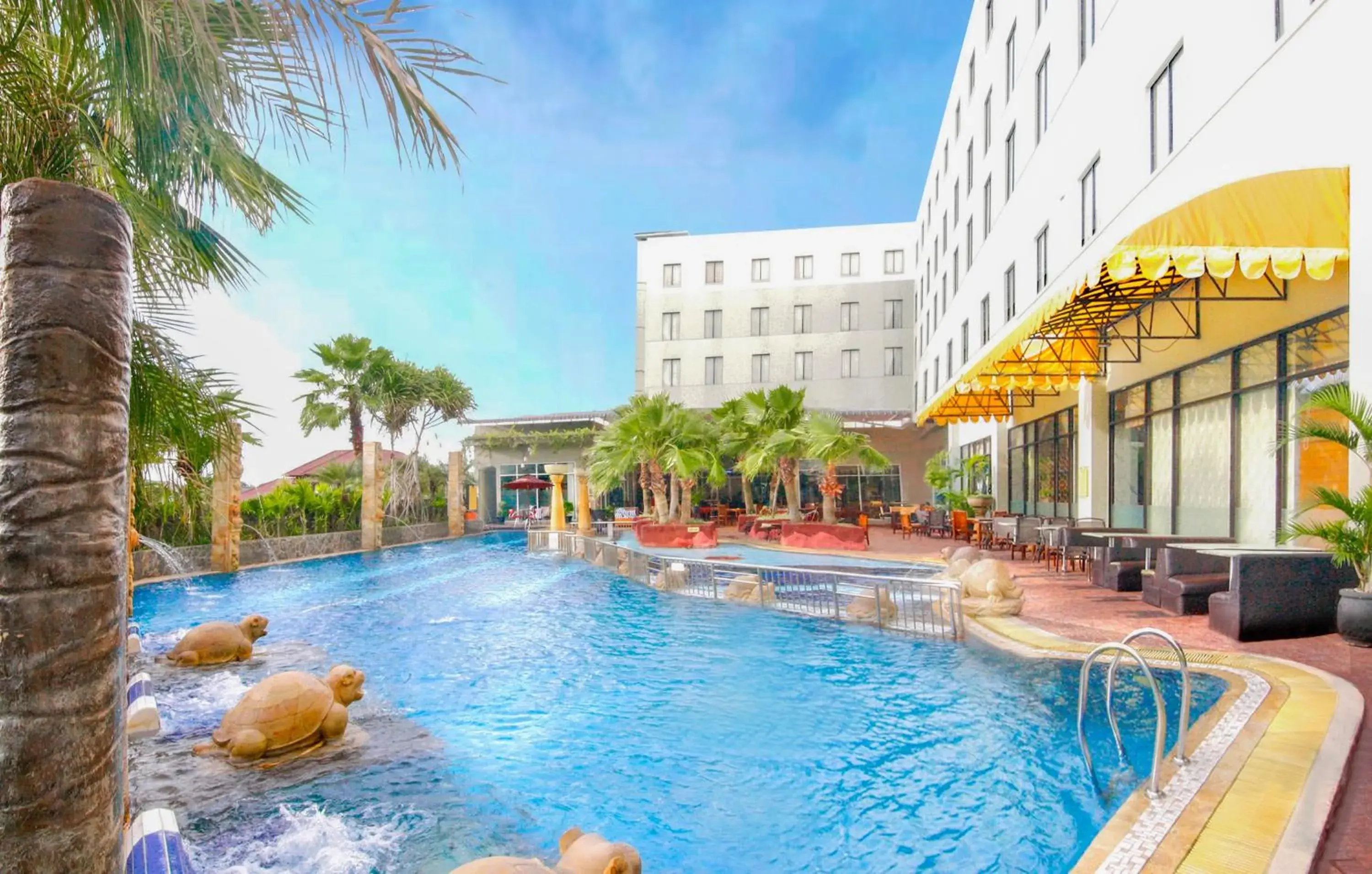 Swimming pool in Hermes Palace Hotel Banda Aceh Swimming pool in Hermes Palace Hotel Banda Aceh