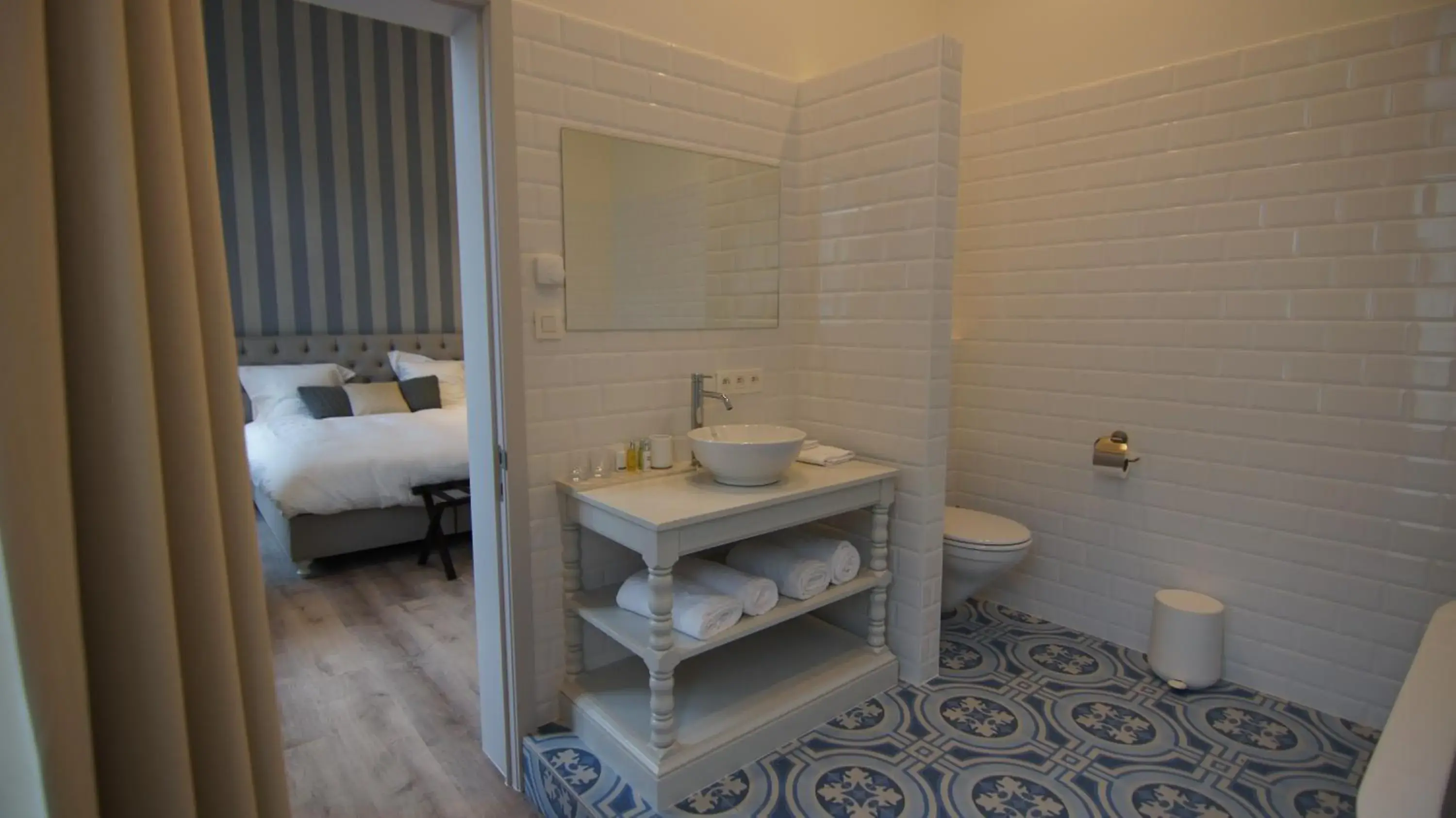 King Room with Bath in The Hamptons Boutique Hotel King Room with Bath in The Hamptons Boutique Hotel