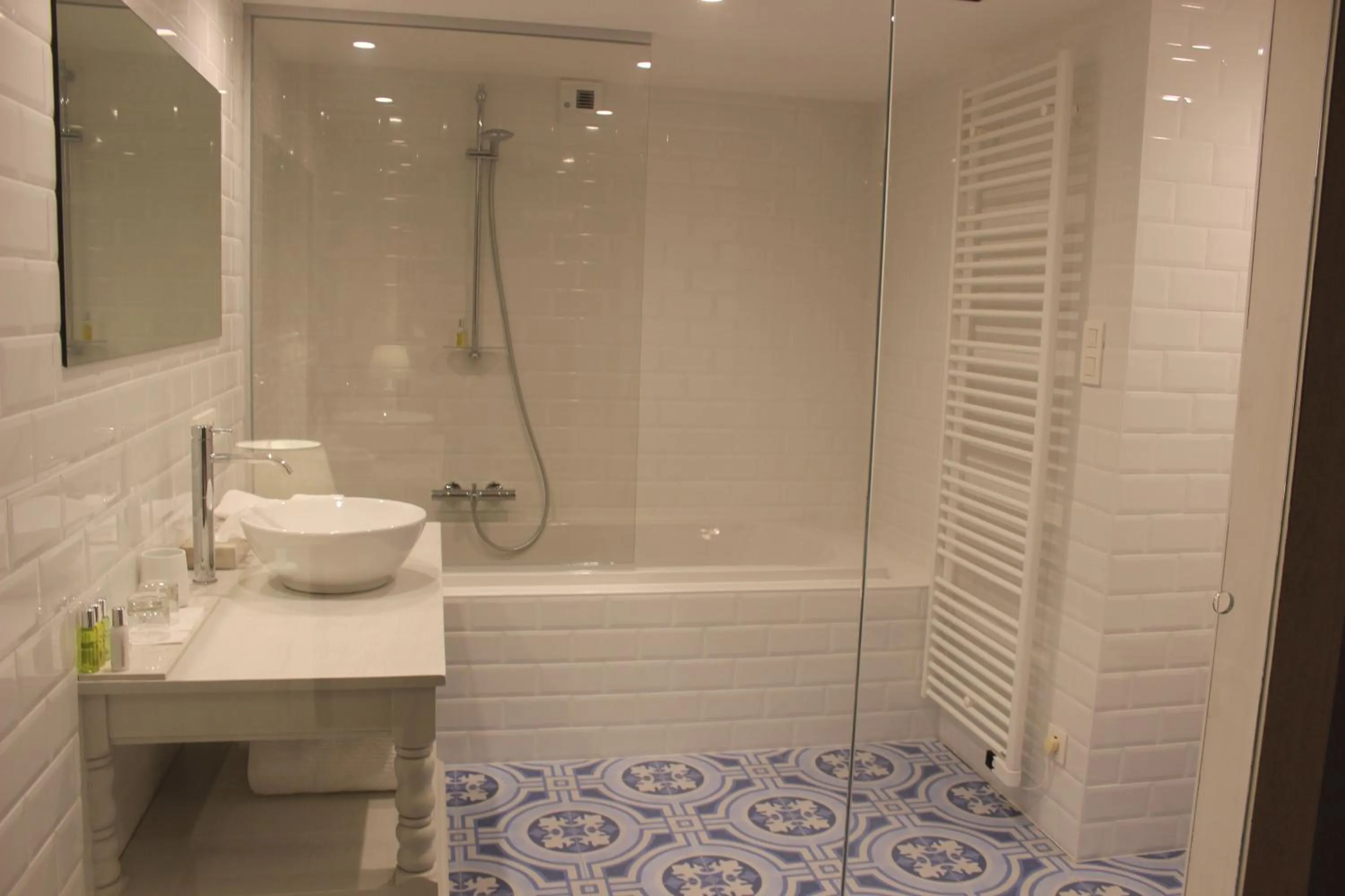 Shower in The Hamptons Boutique Hotel