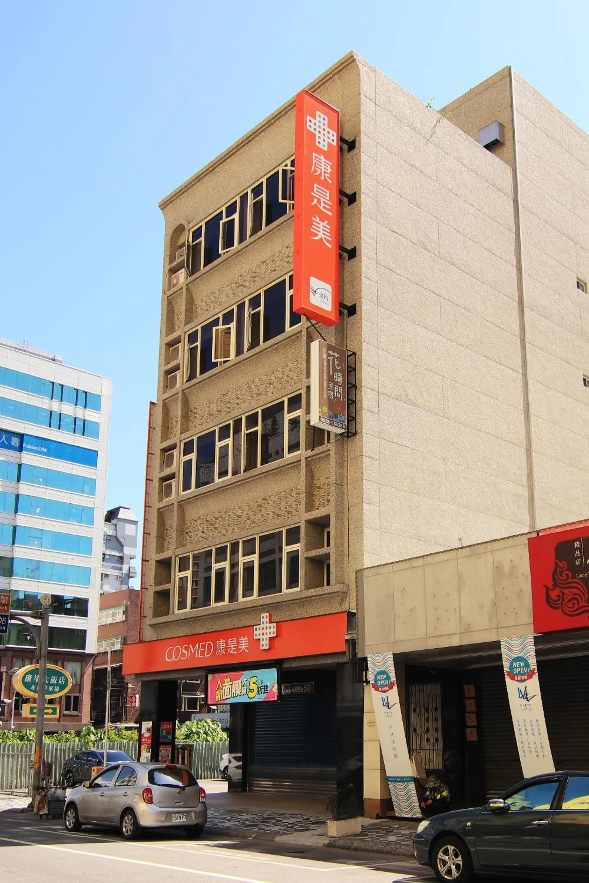 Facade/entrance in Flower Time