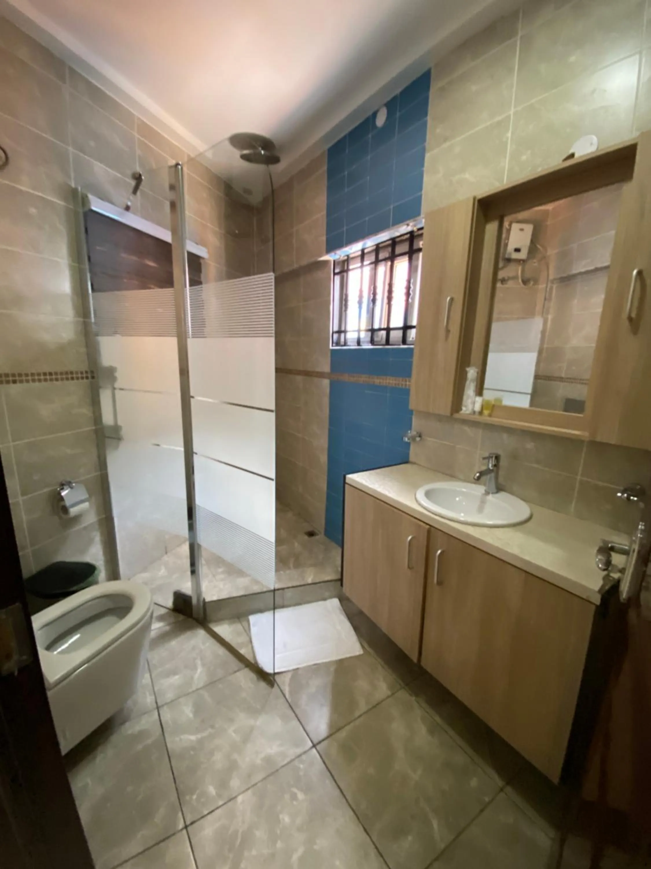 Bathroom in Bays Lodge, Accra