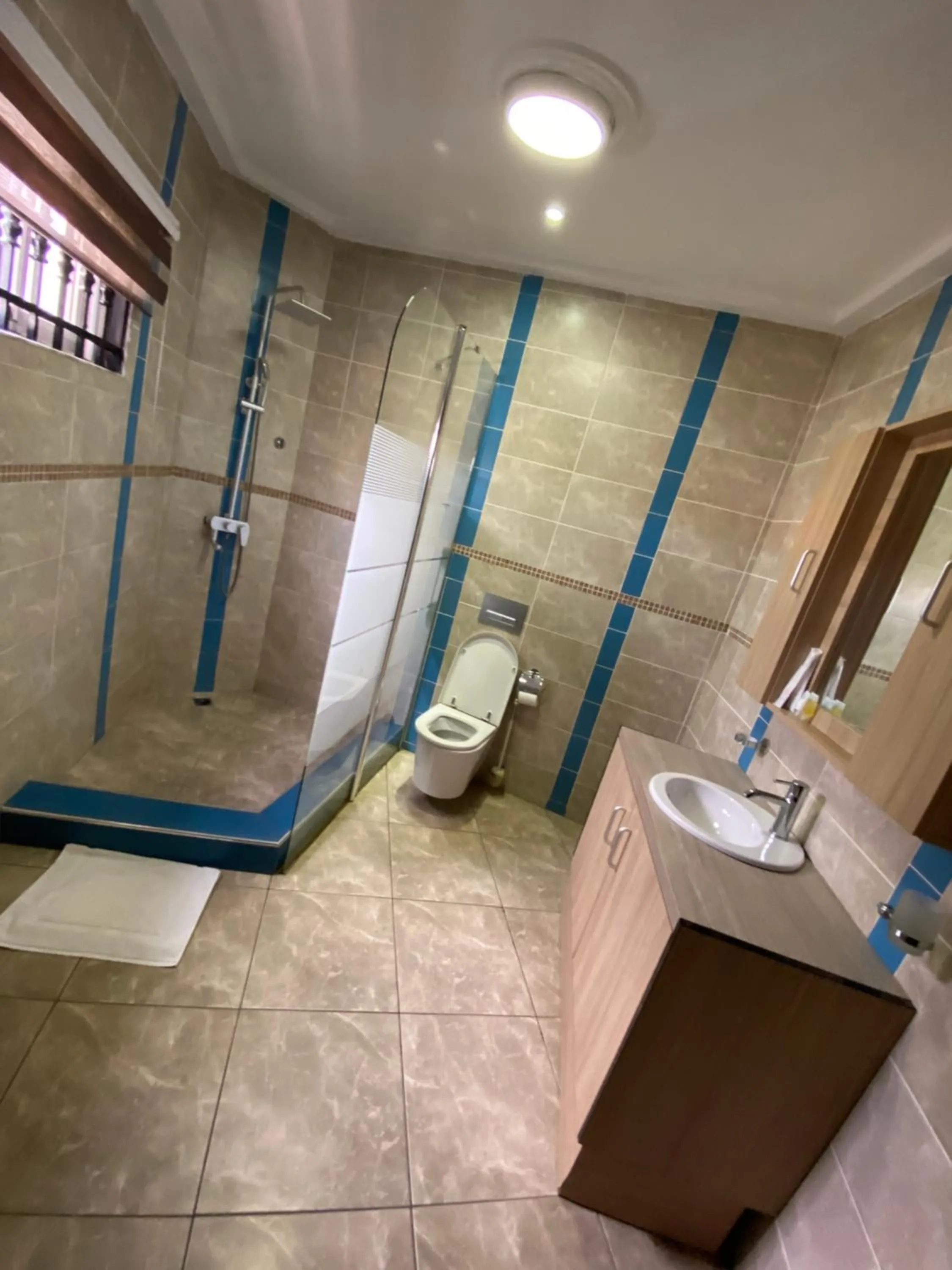 Shower in Bays Lodge, Accra