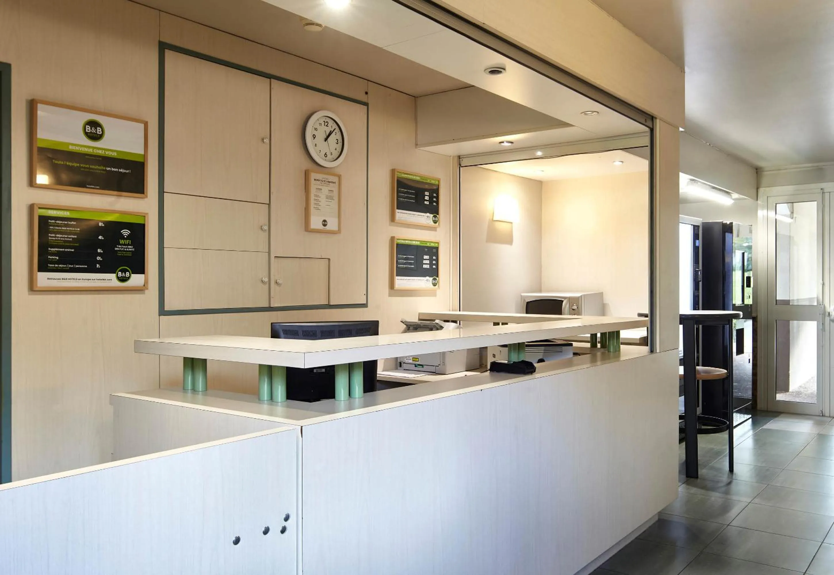 Lobby or reception in B&B HOTEL Saclay