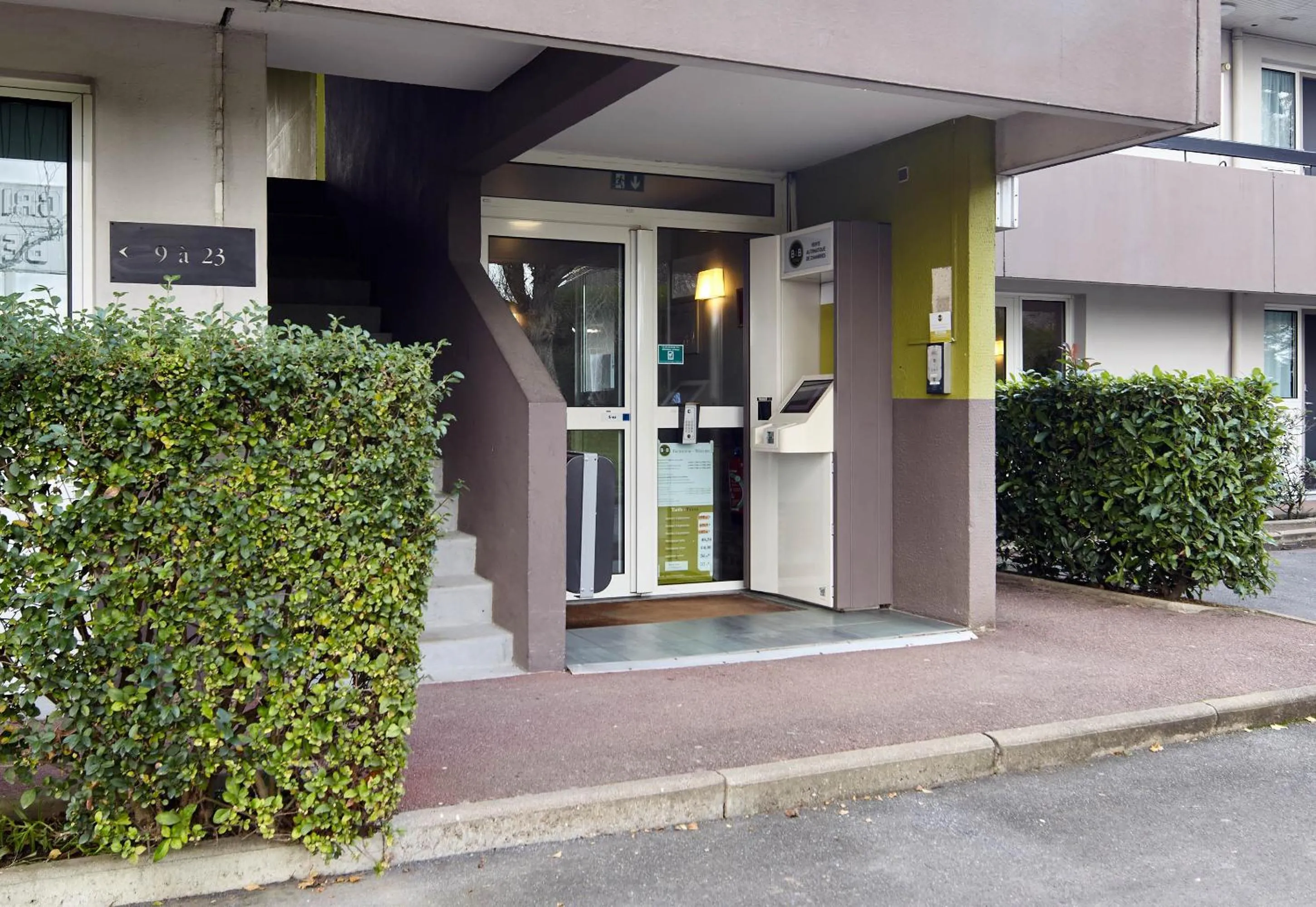 Facade/entrance in B&B HOTEL Saclay