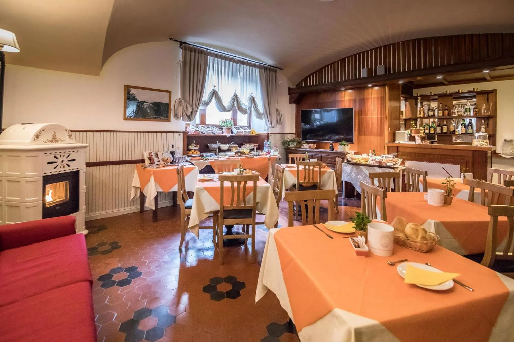 Communal lounge/ TV room in Albergo il Plistia