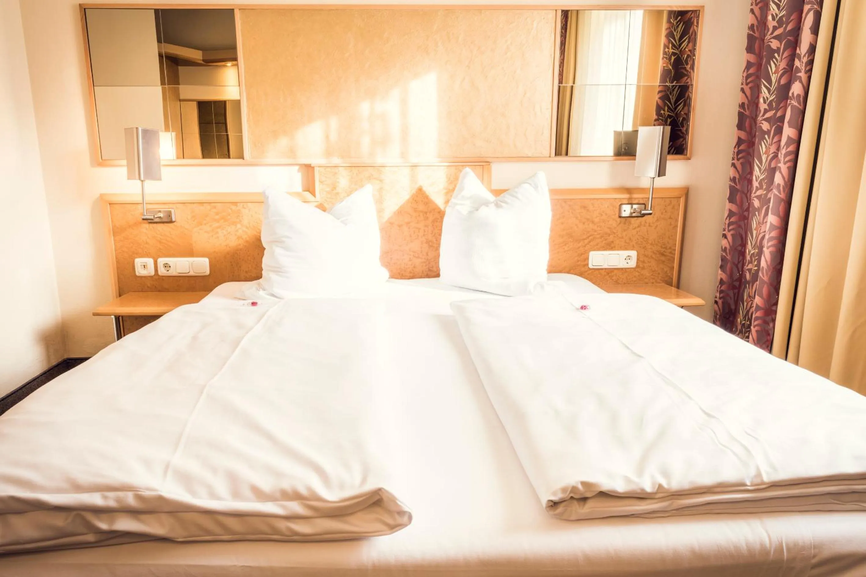 Photo of the whole room, Bed in Schlosshotel Neufahrn