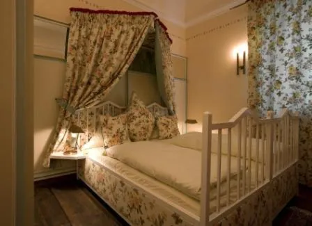 Photo of the whole room, Bed in Schlosshotel Neufahrn