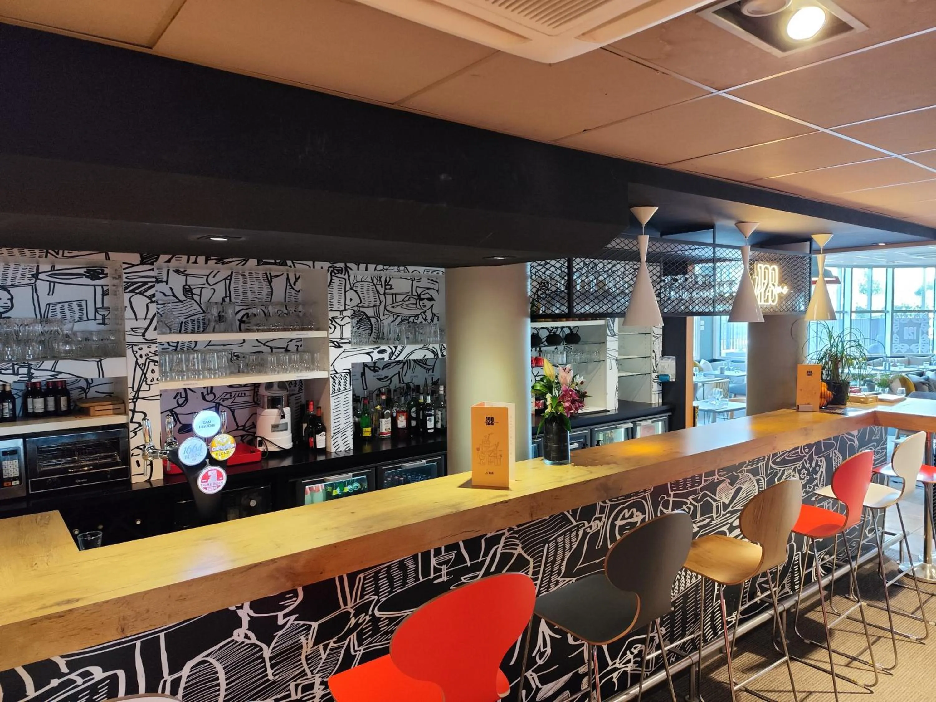 Lounge or bar in ibis Le Havre Centre