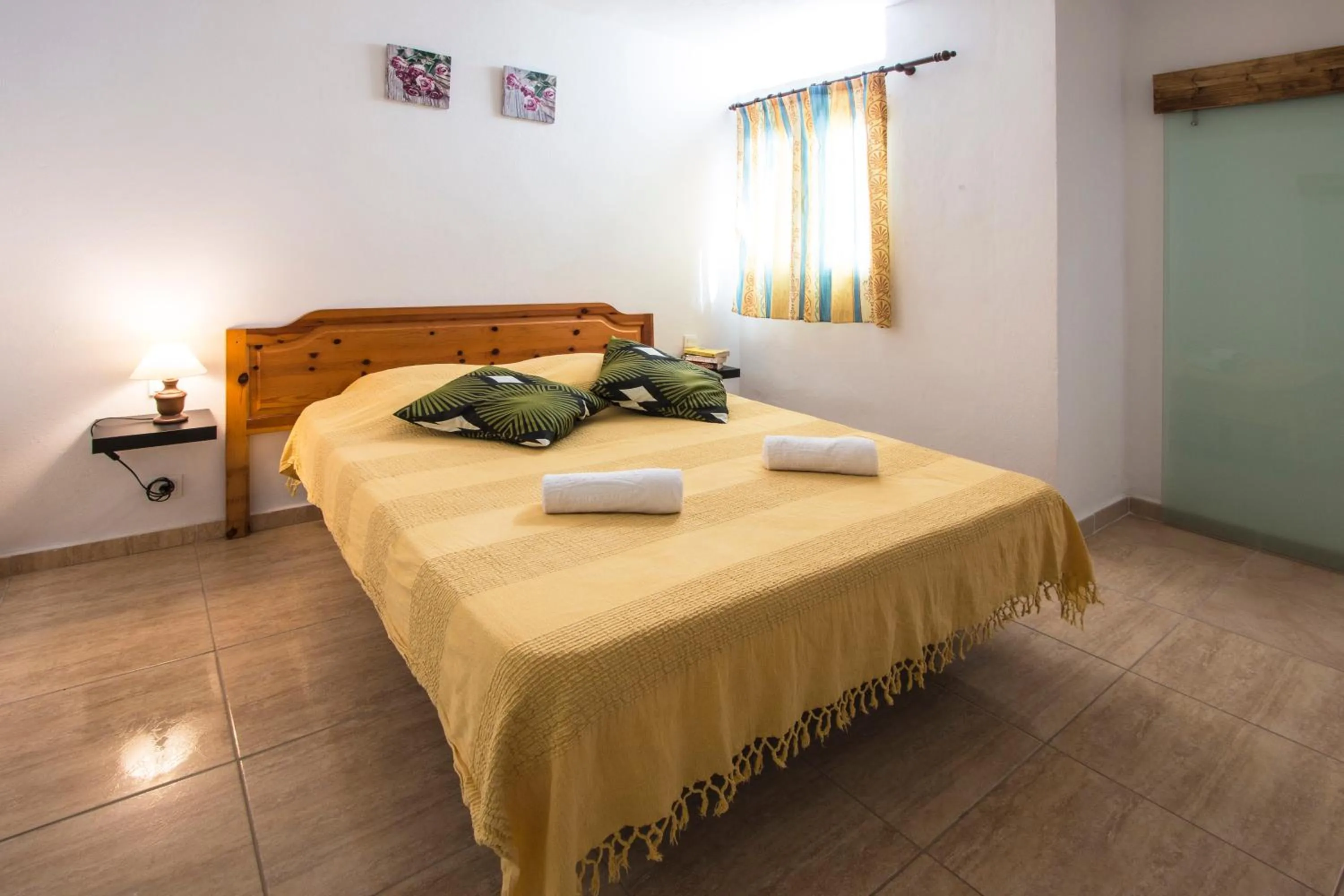 Bedroom, Bed in A Ensuite Apartment con Zona de Patio