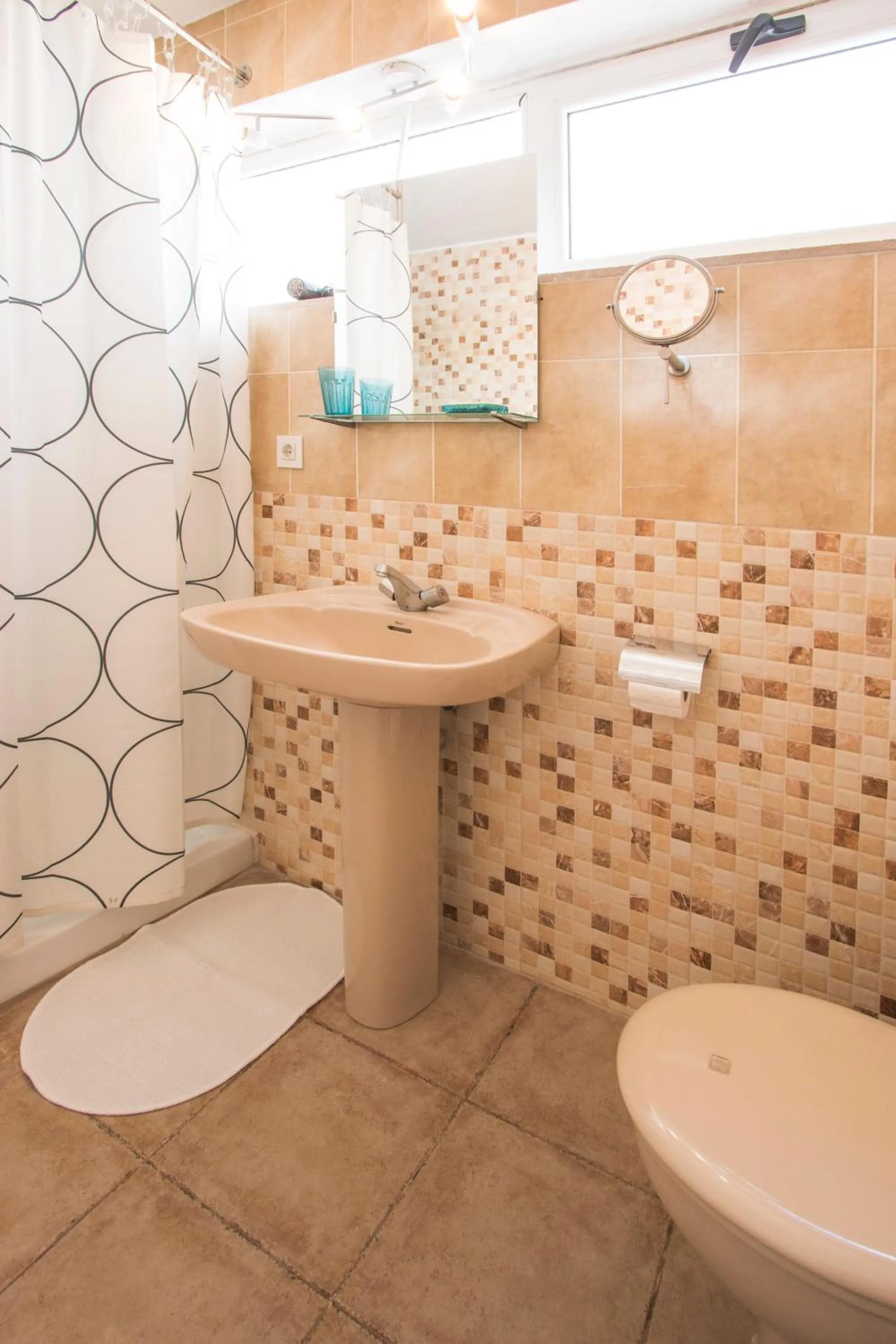 Toilet in A Ensuite Apartment con Zona de Patio